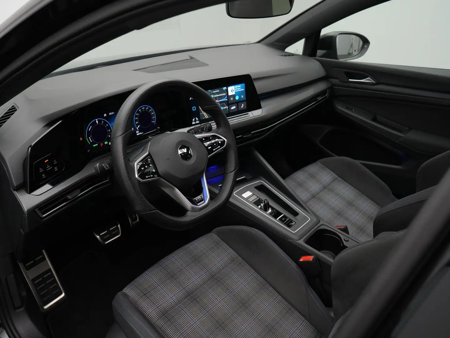 Volkswagen Golf 1.4 eHybrid 245 pk DSG GTE | Panoramadak | Stoelve Zwart - 2