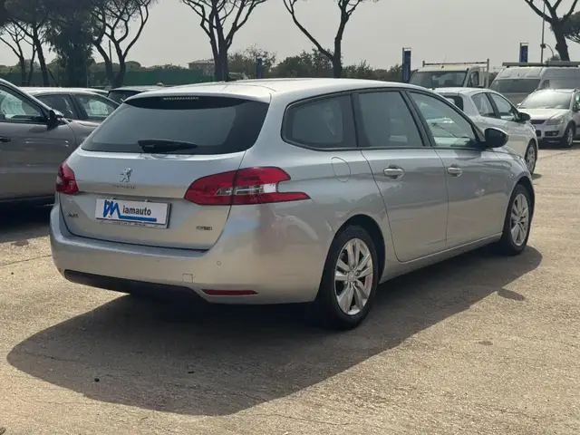 Peugeot 308 view 3