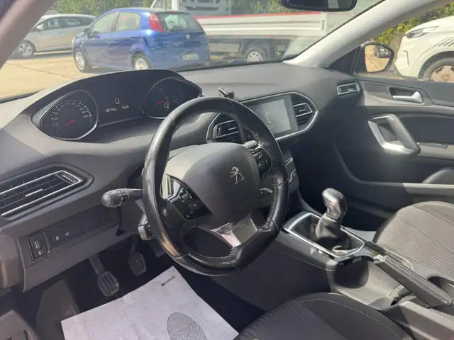 Peugeot 308 view 5