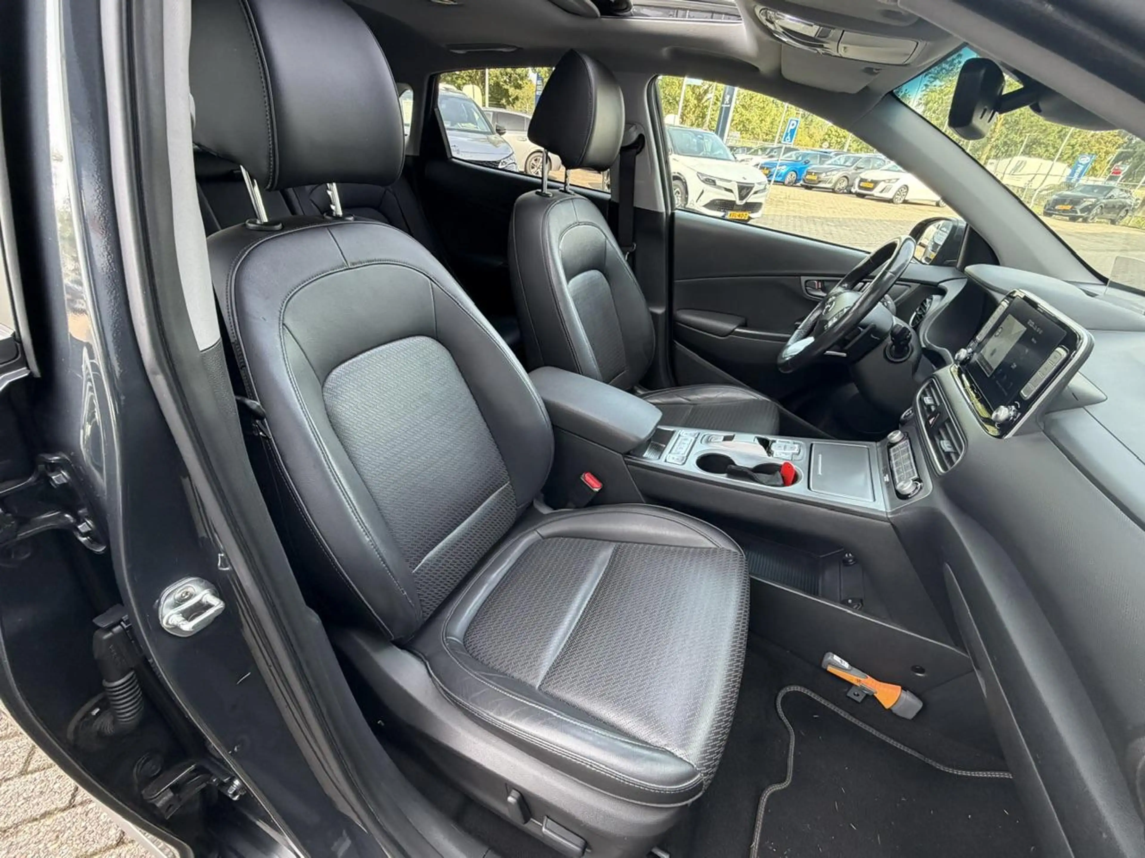 Hyundai KONA EV Premium 64 kWh Open dak I Lederen bekleding I S — photo 17