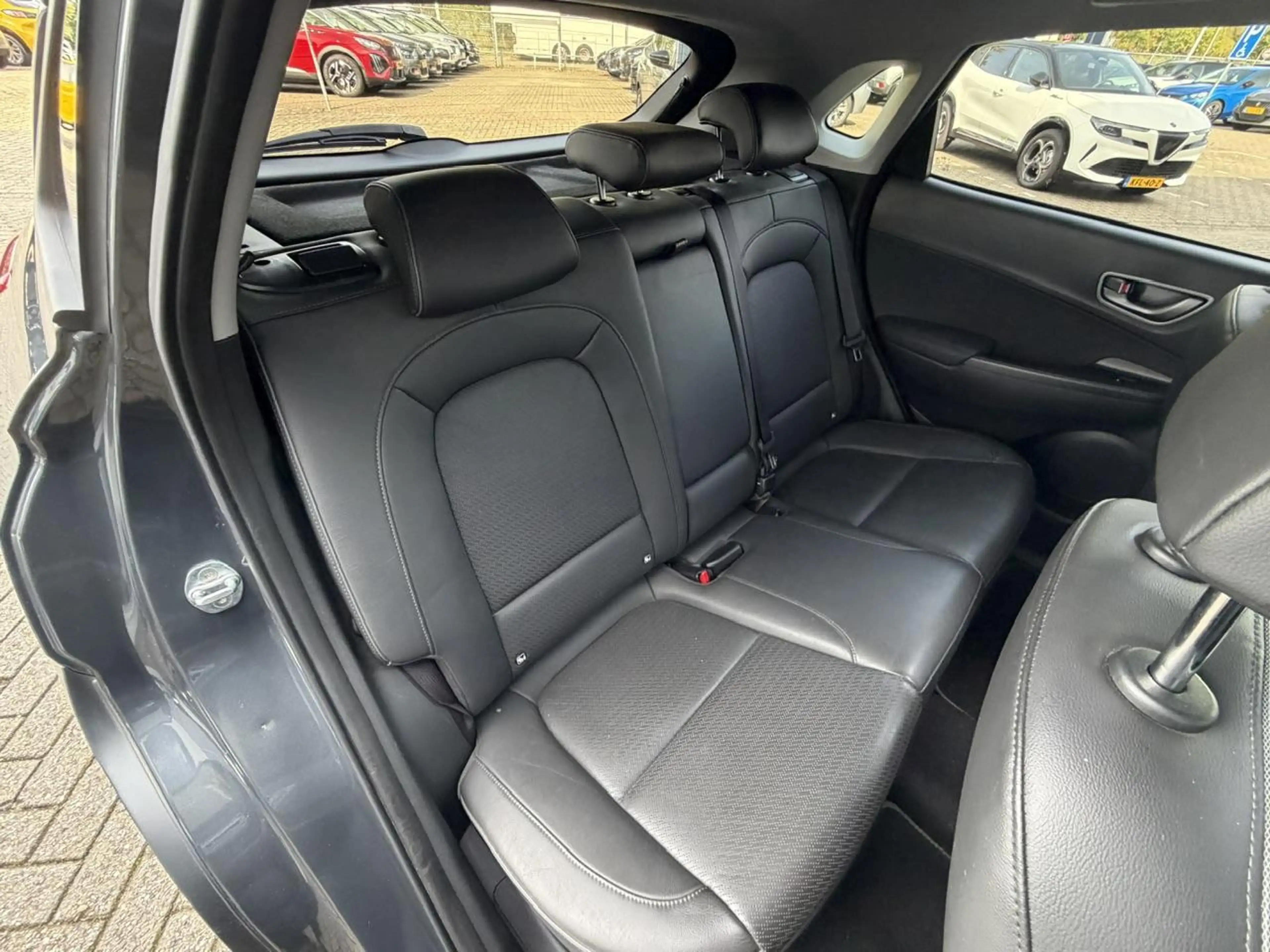 Hyundai KONA EV Premium 64 kWh Open dak I Lederen bekleding I S — photo 18