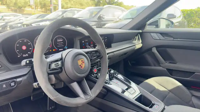 Porsche 911 view 11
