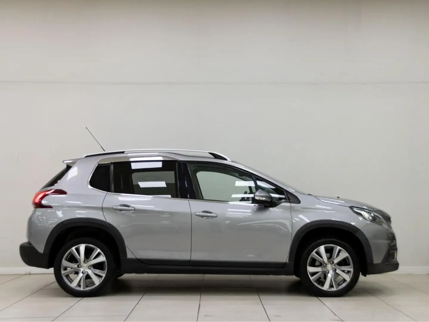 Peugeot 2008 1.6 BlueHDI S&S Allure 120 Gris - 2