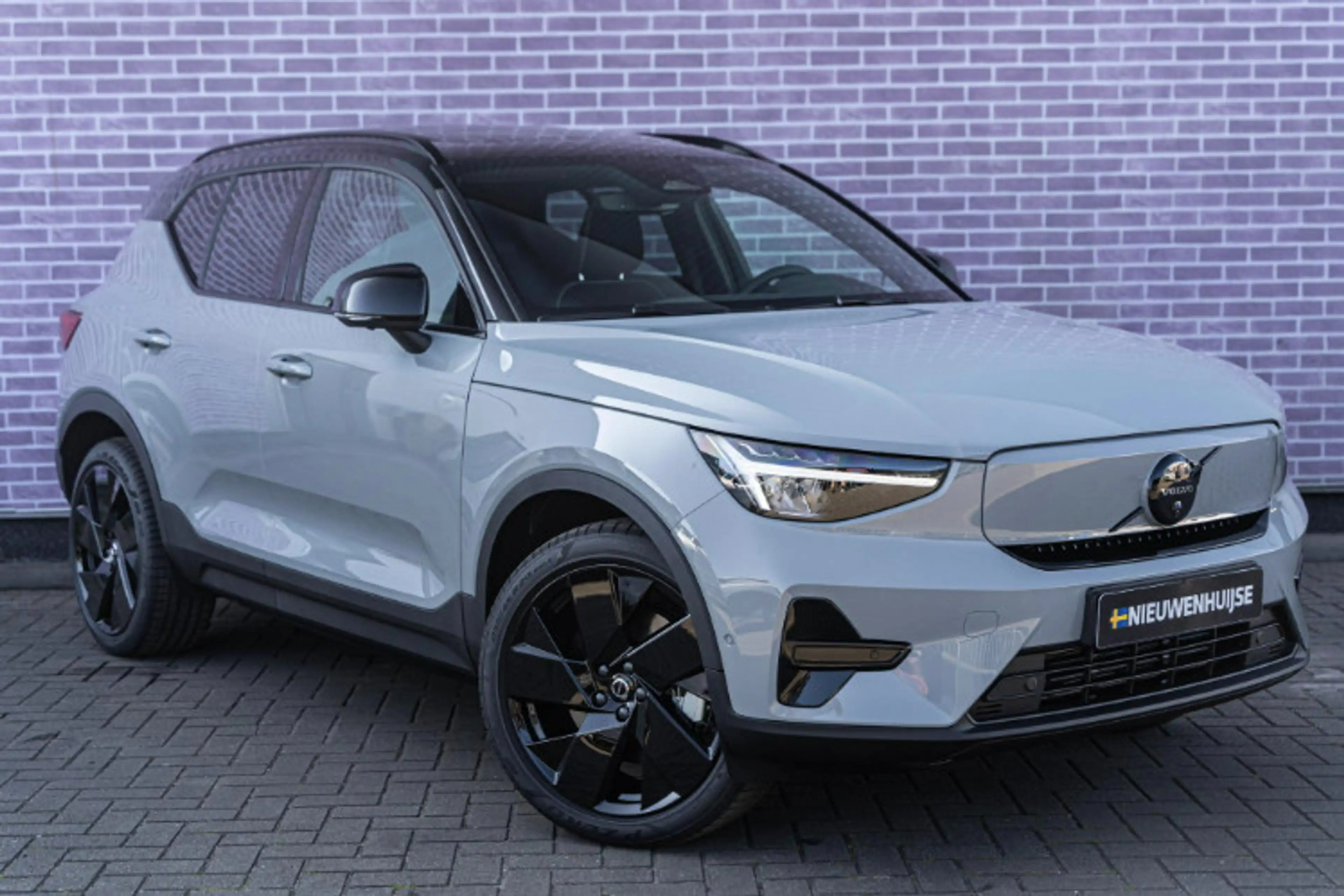 Volvo EX40 Single Motor Extended Range Ultra Black Edition Eu — photo 6