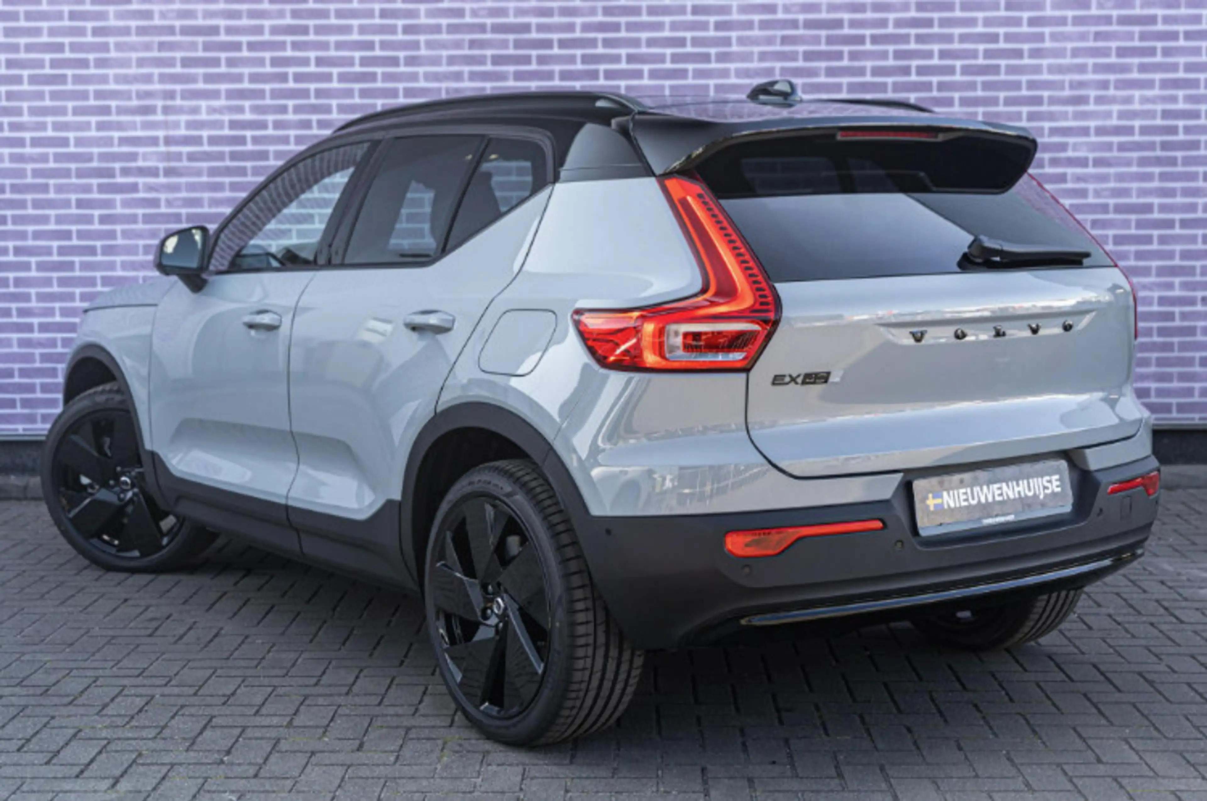 Volvo EX40 Single Motor Extended Range Ultra Black Edition Eu — photo 8