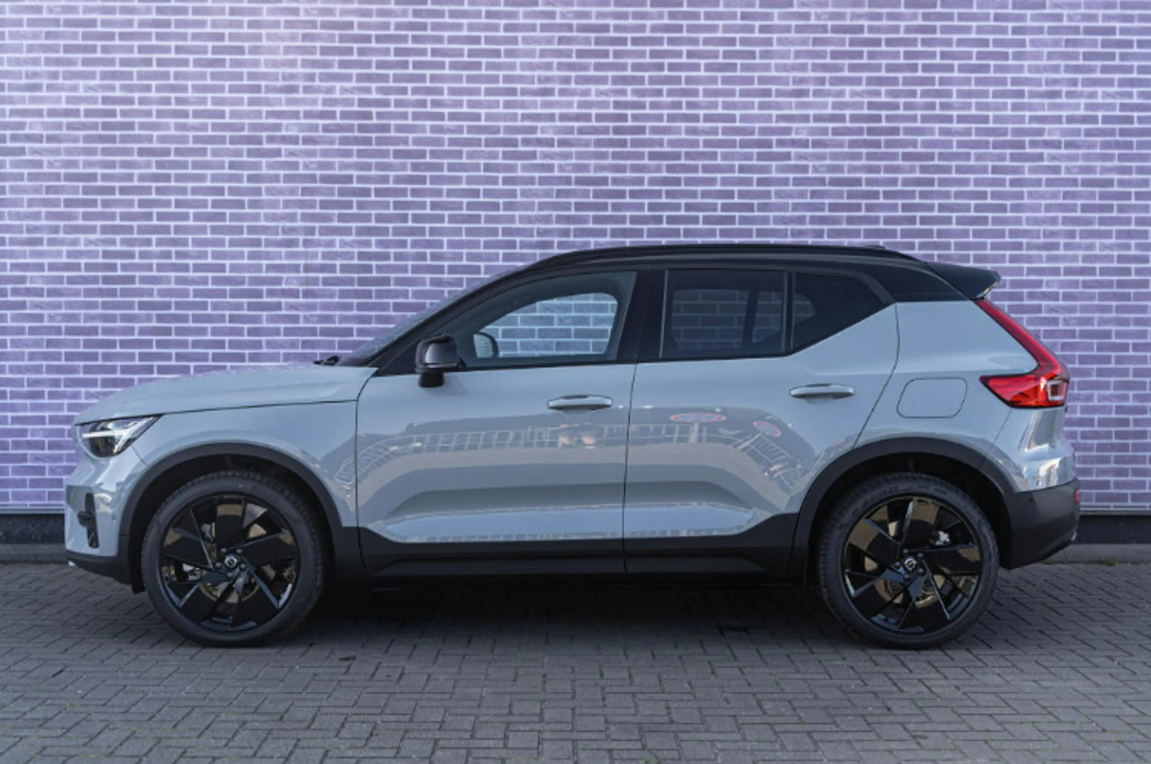 Volvo EX40 Single Motor Extended Range Ultra Black Edition Eu — photo 2