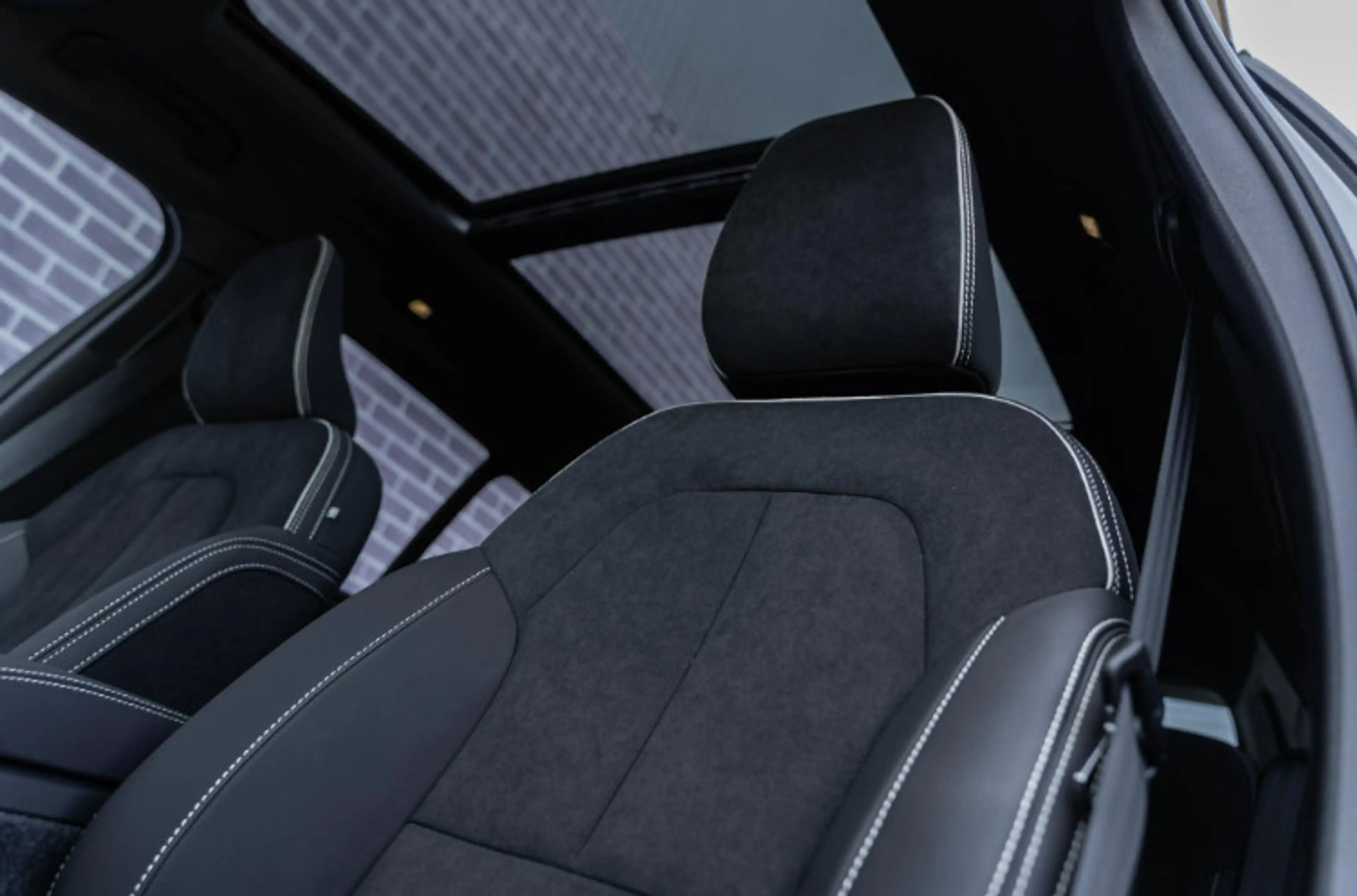 Volvo EX40 Single Motor Extended Range Ultra Black Edition Eu — photo 13