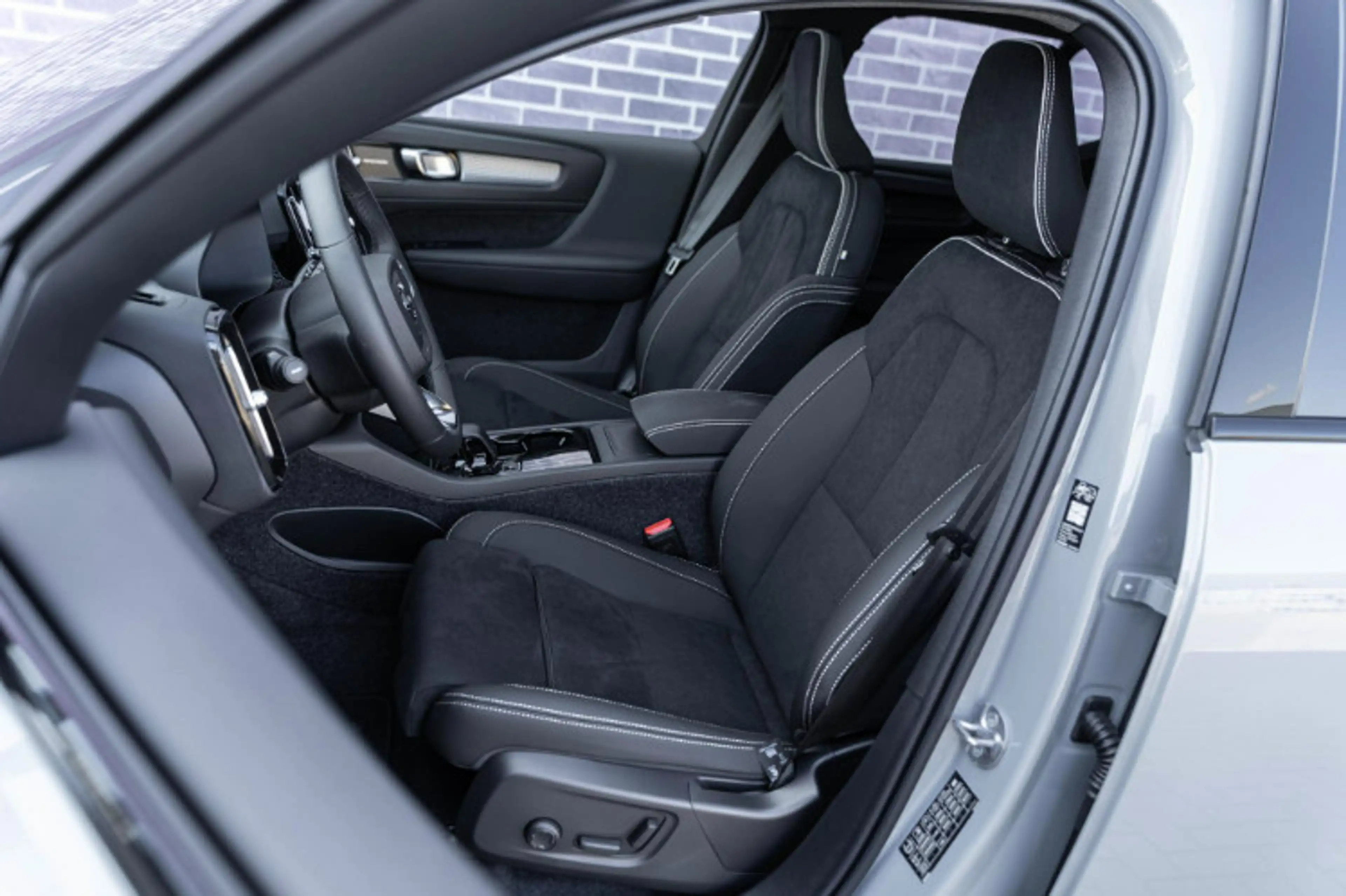 Volvo EX40 Single Motor Extended Range Ultra Black Edition Eu — photo 11
