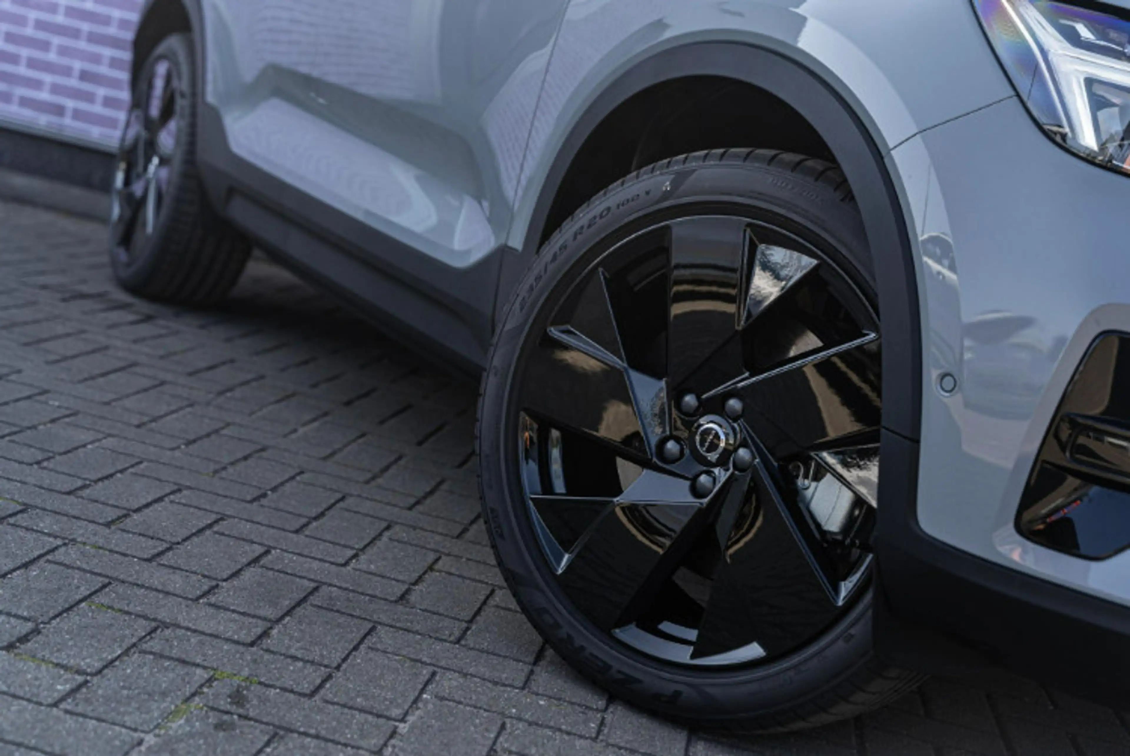 Volvo EX40 Single Motor Extended Range Ultra Black Edition Eu — photo 9