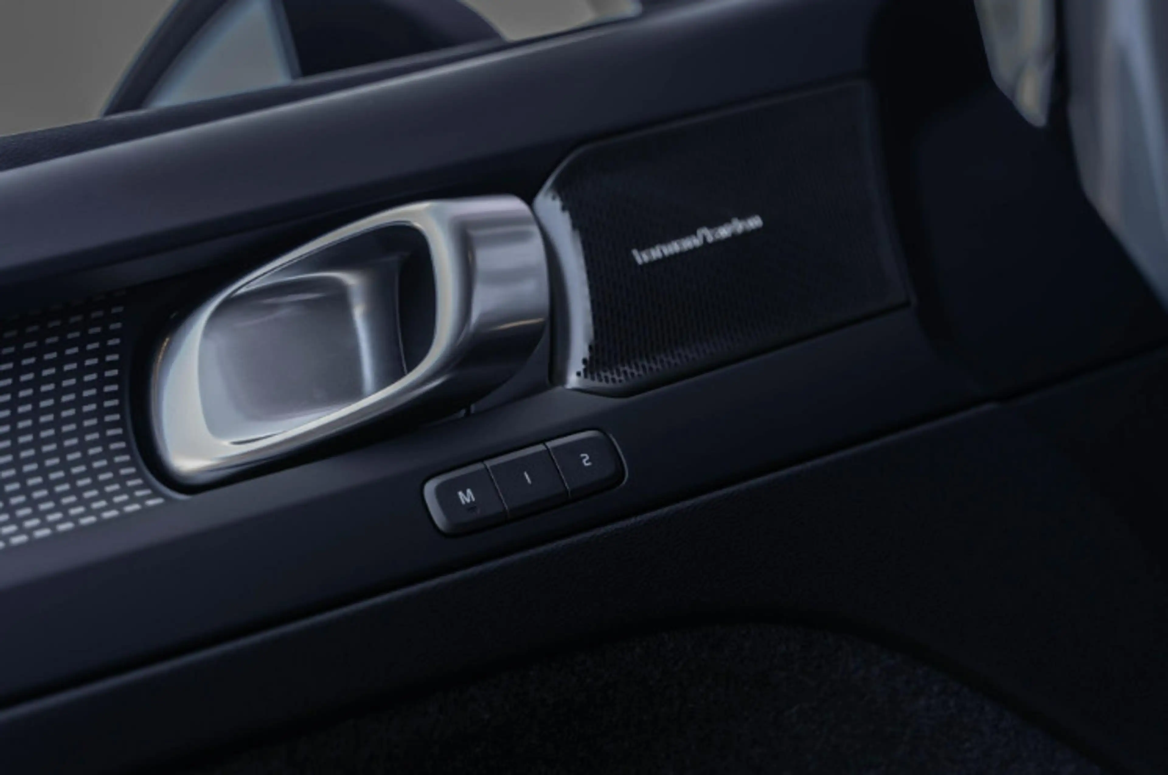 Volvo EX40 Single Motor Extended Range Ultra Black Edition Eu — photo 15