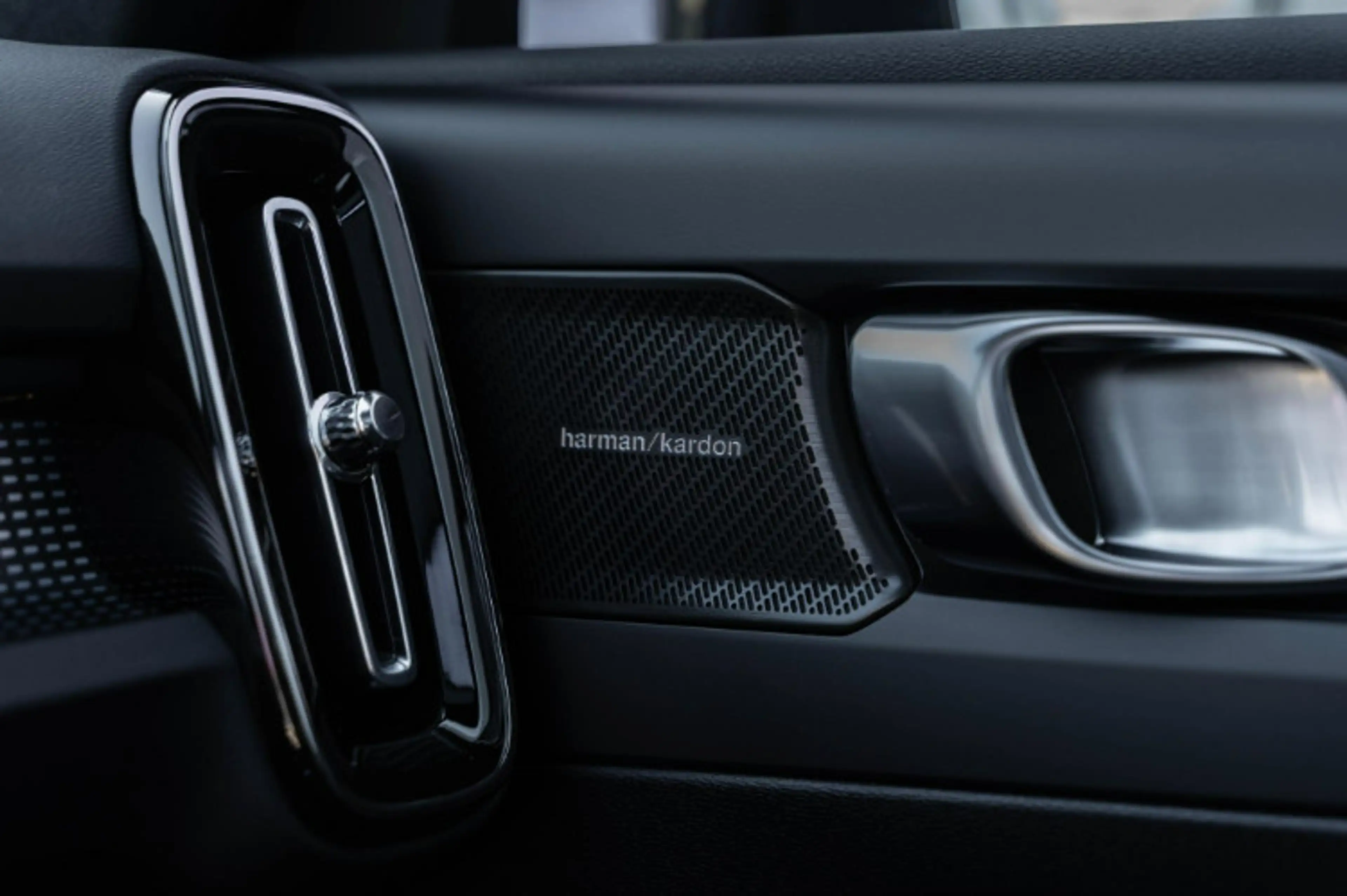 Volvo EX40 Single Motor Extended Range Ultra Black Edition Eu — photo 12