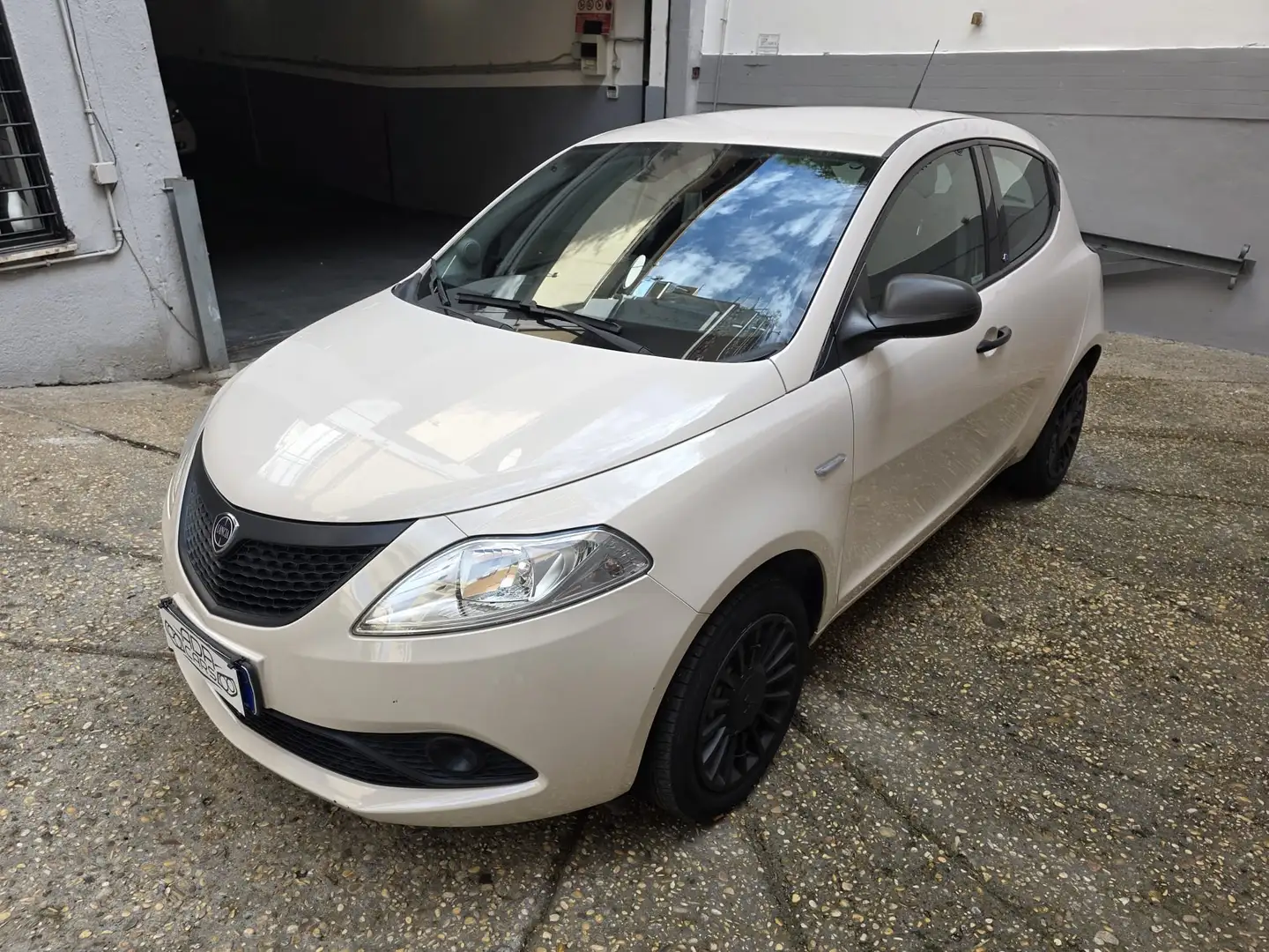 Lancia Ypsilon 1.2 - 69 CV -ADATTA A NEOPATENTATI Beige - 1