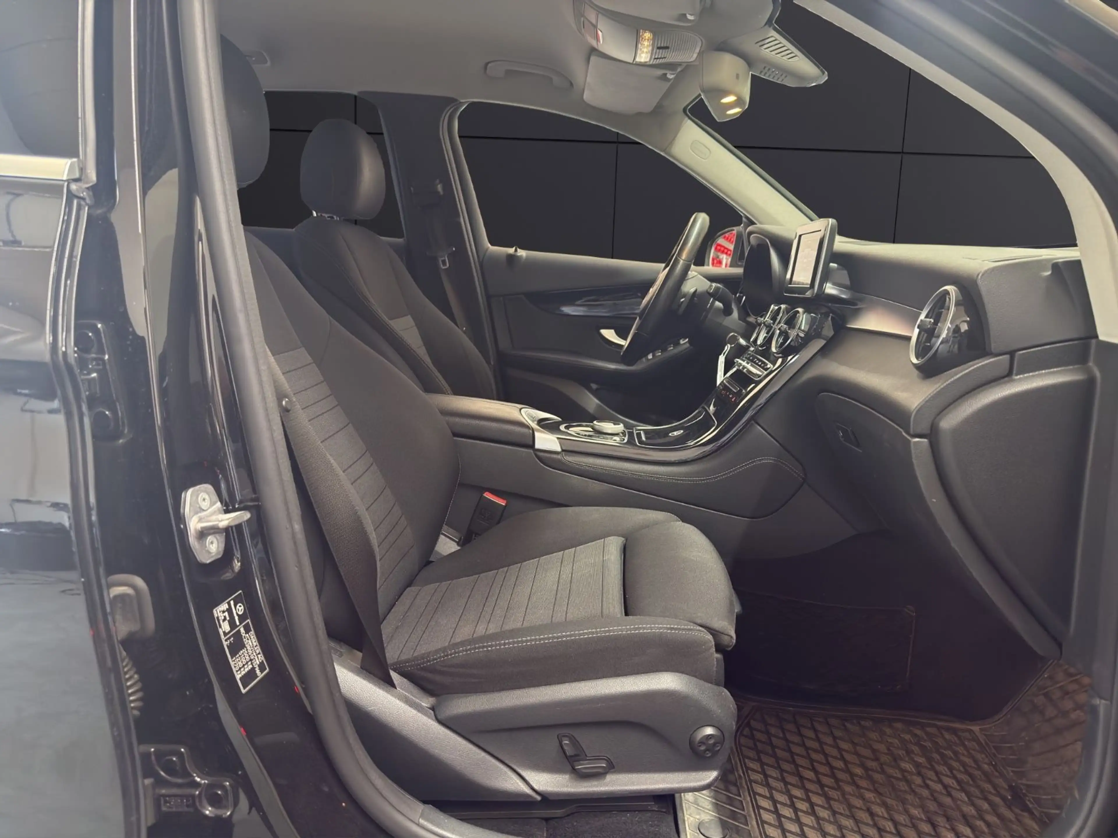 Mercedes-Benz GLC 220 d 4Matic — photo 11