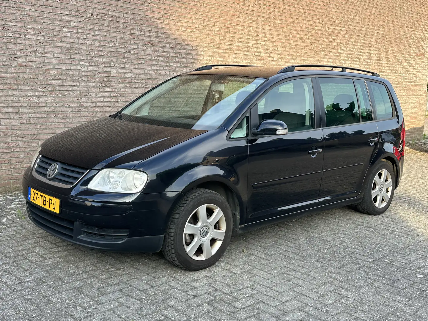 Volkswagen Touran 2.0-16V FSI Business 7 persoons nieuwe apk Zwart - 1