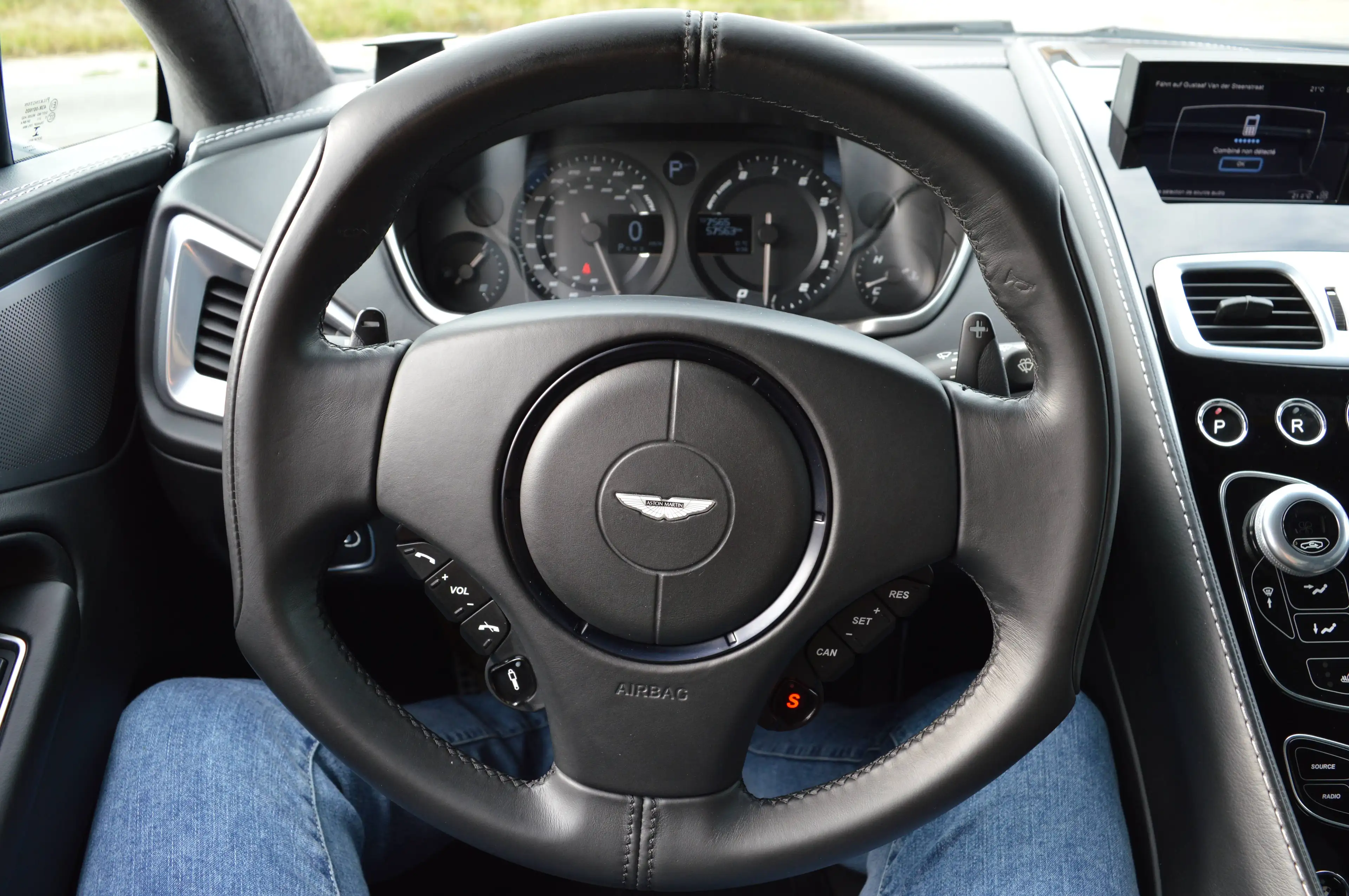 Aston Martin Vanquish coupé 5.9i V12 Touchtronic - Aston service - Carbon — photo 15
