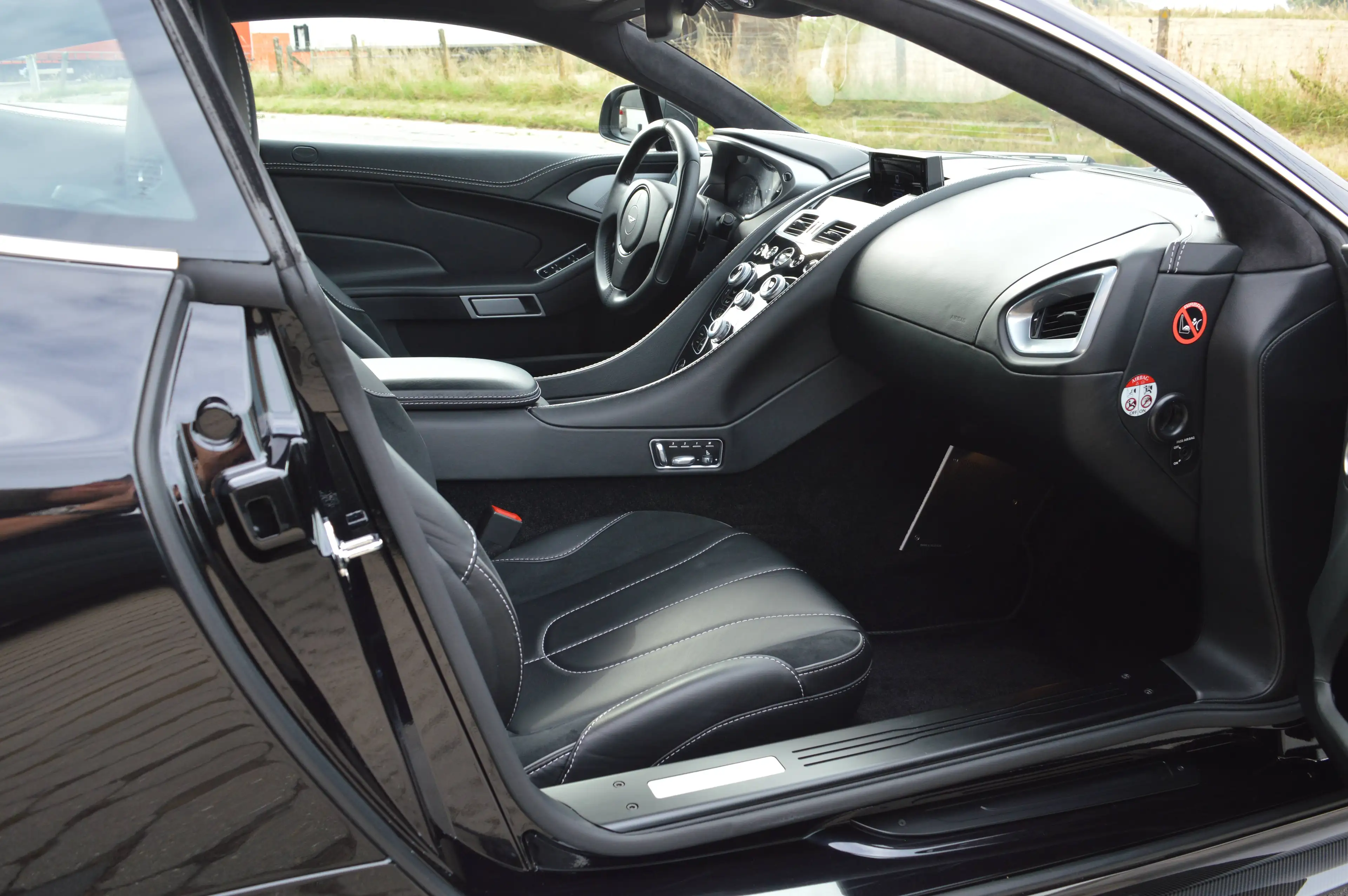 Aston Martin Vanquish coupé 5.9i V12 Touchtronic - Aston service - Carbon — photo 8