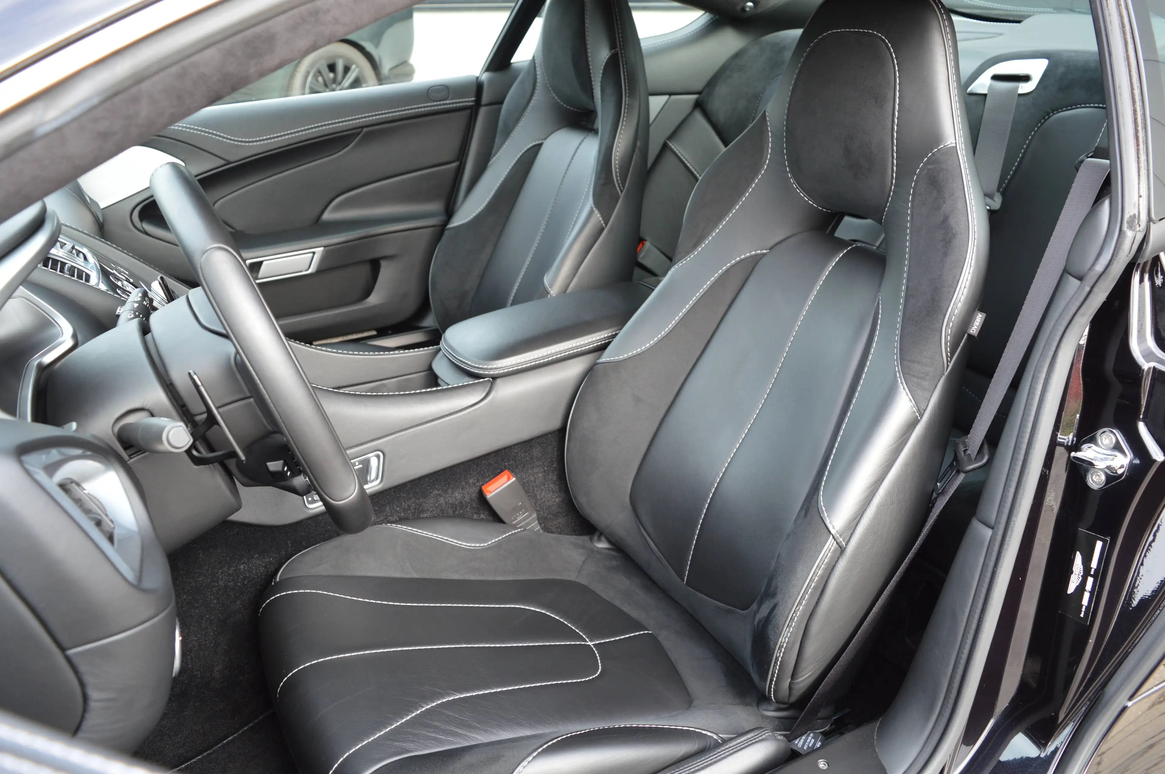 Aston Martin Vanquish coupé 5.9i V12 Touchtronic - Aston service - Carbon — photo 10