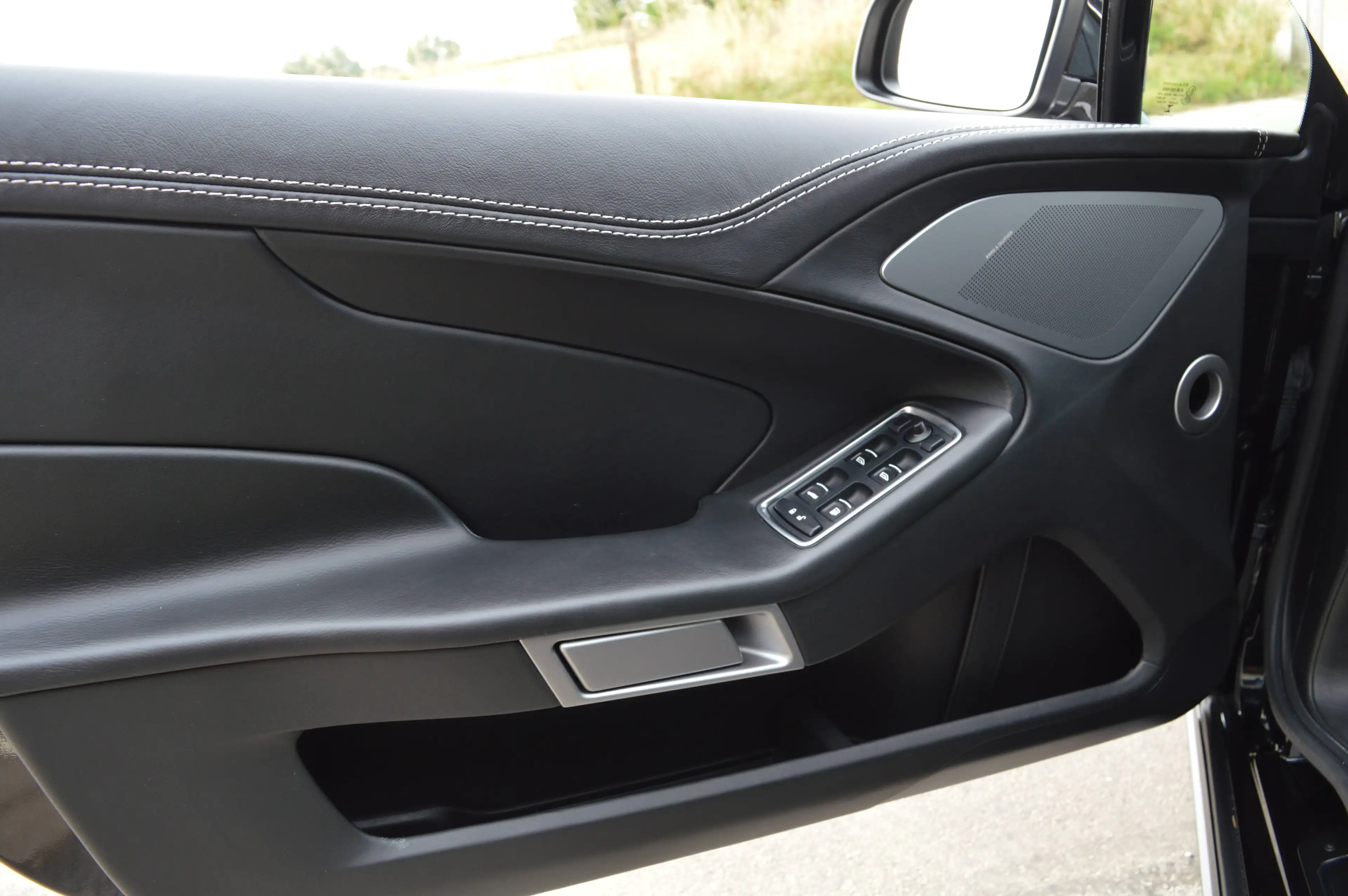 Aston Martin Vanquish coupé 5.9i V12 Touchtronic - Aston service - Carbon — photo 13