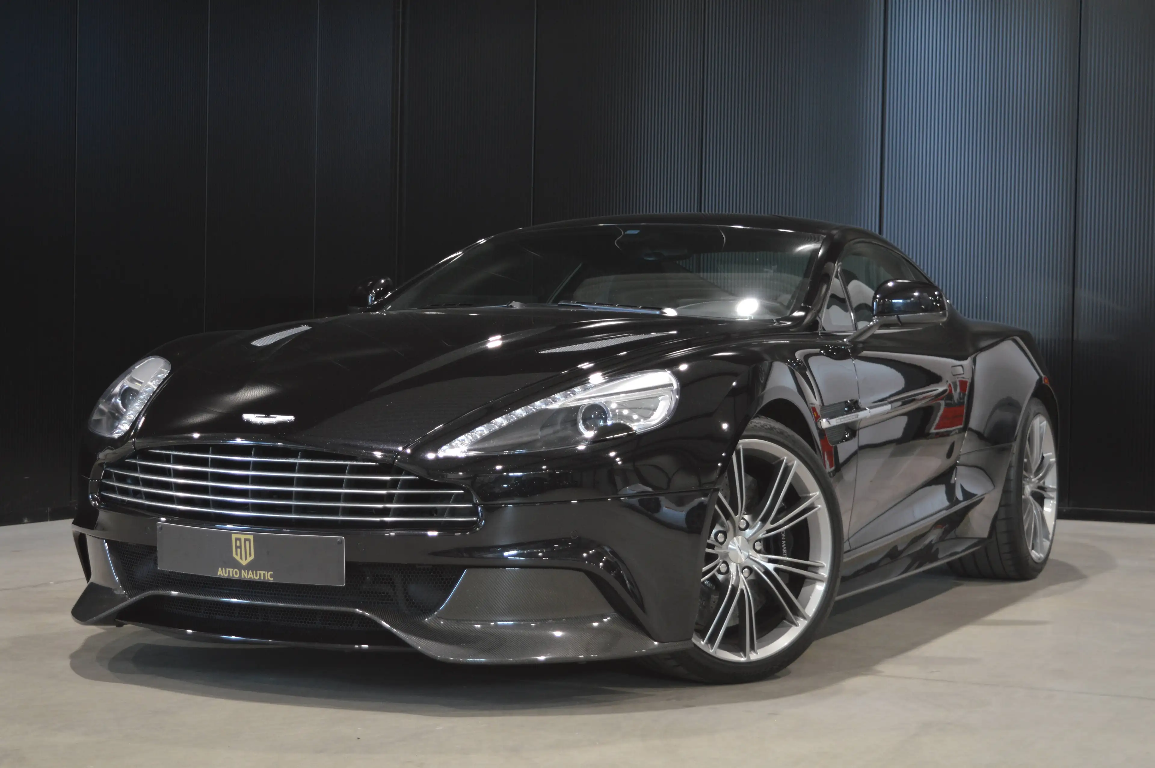 Aston Martin Vanquish coupé 5.9i V12 Touchtronic - Aston service - Carbon