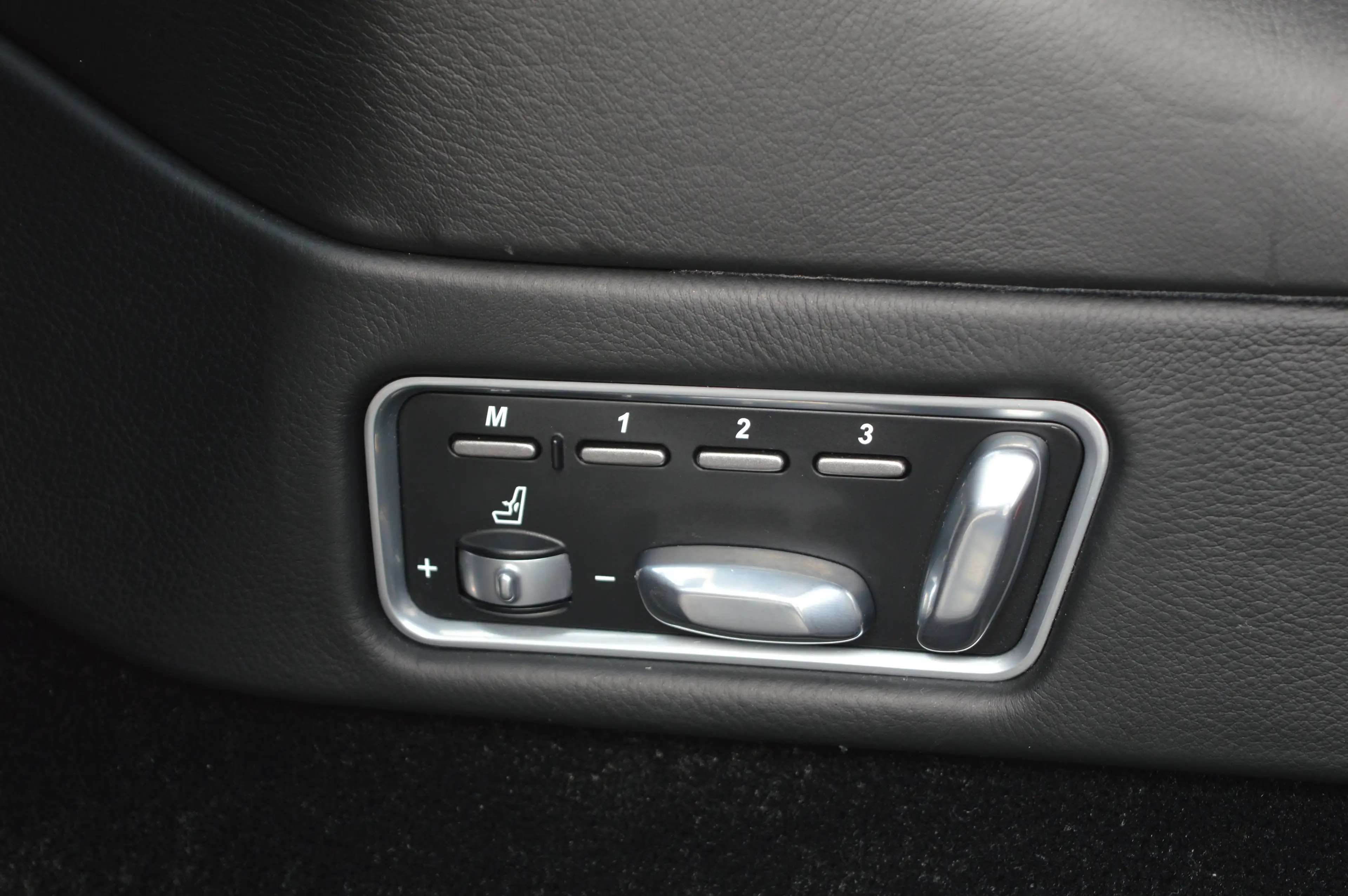 Aston Martin Vanquish coupé 5.9i V12 Touchtronic - Aston service - Carbon — photo 12