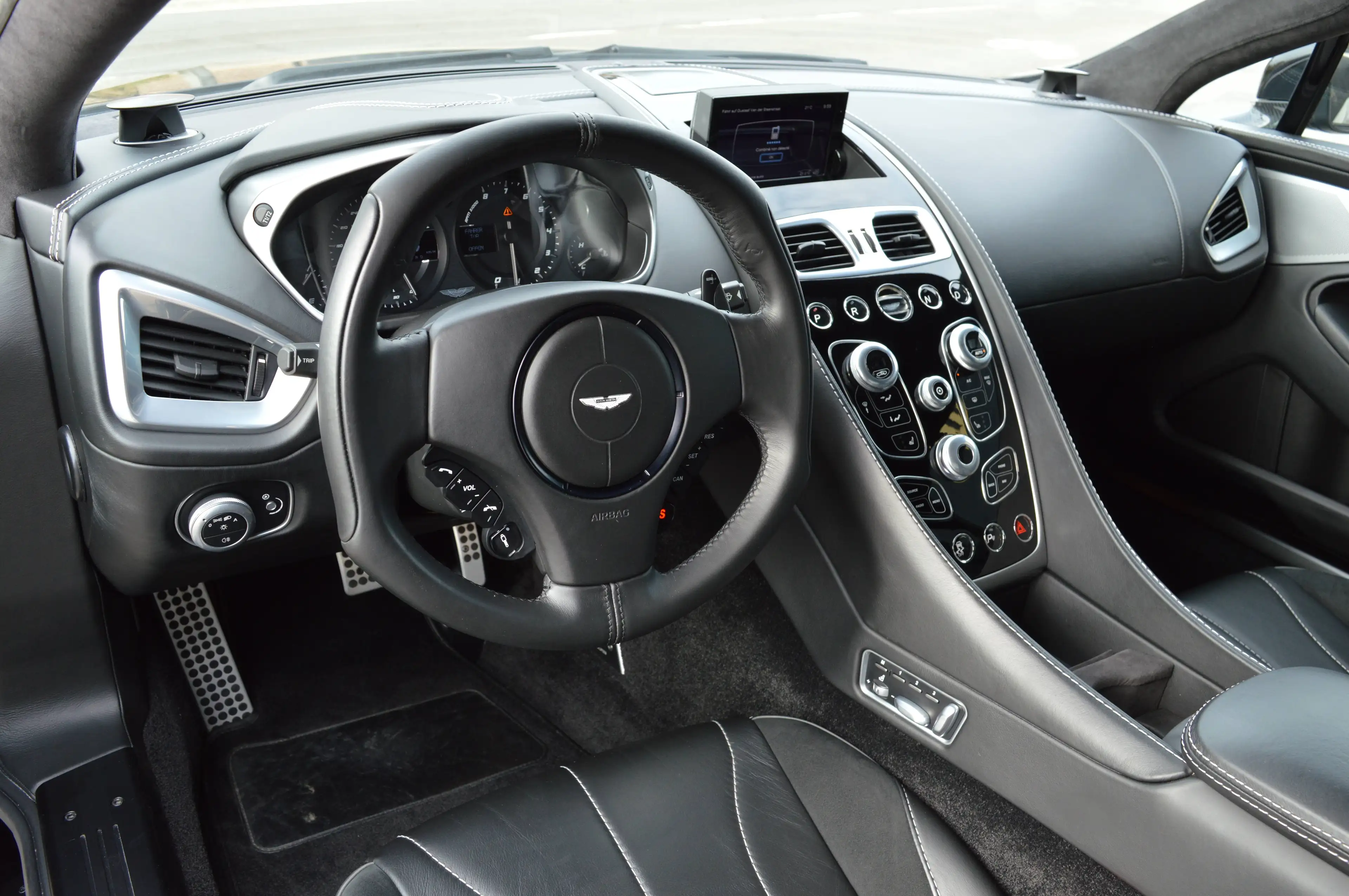 Aston Martin Vanquish coupé 5.9i V12 Touchtronic - Aston service - Carbon — photo 9
