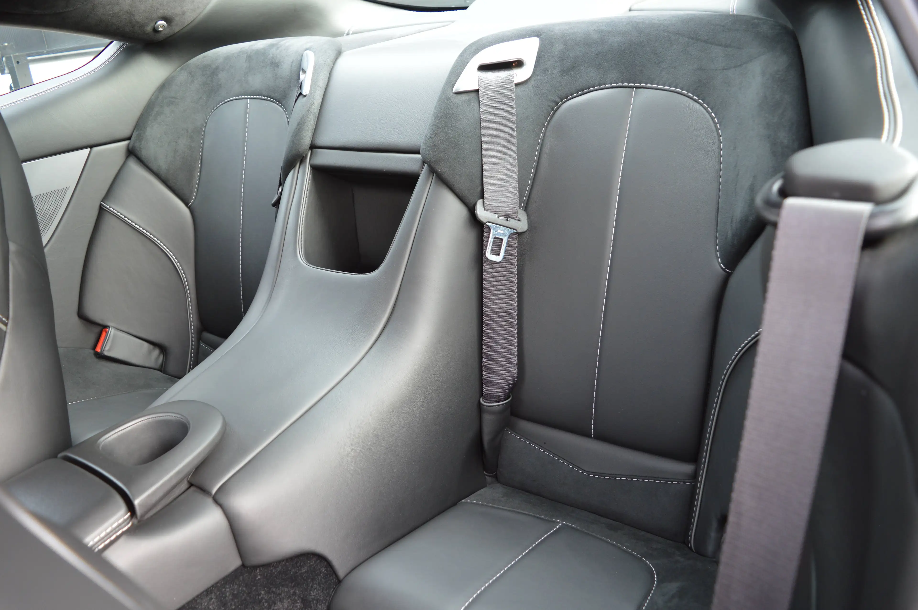 Aston Martin Vanquish coupé 5.9i V12 Touchtronic - Aston service - Carbon — photo 11