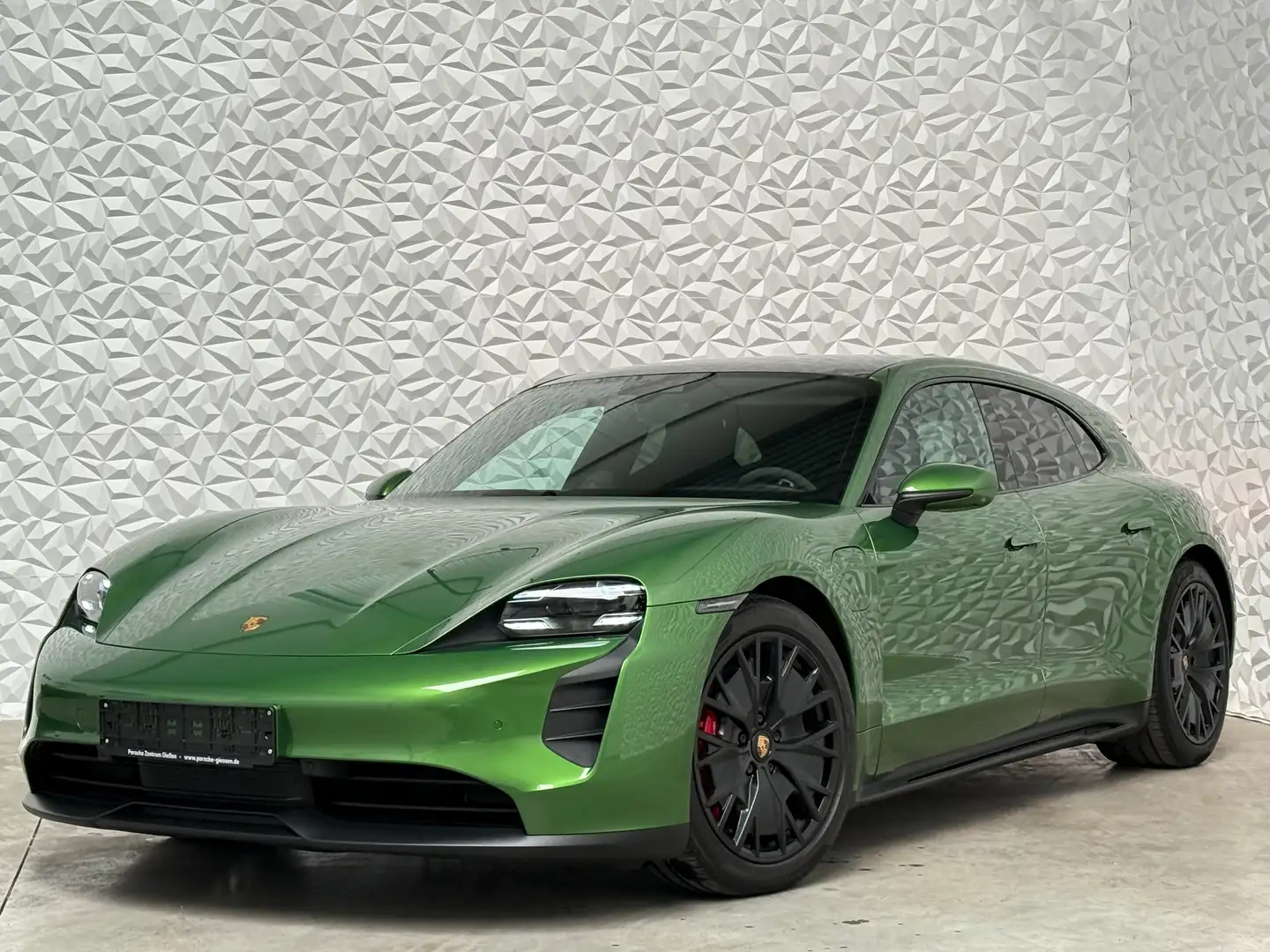 Porsche Taycan GTS Sport Turismo Vert - 2