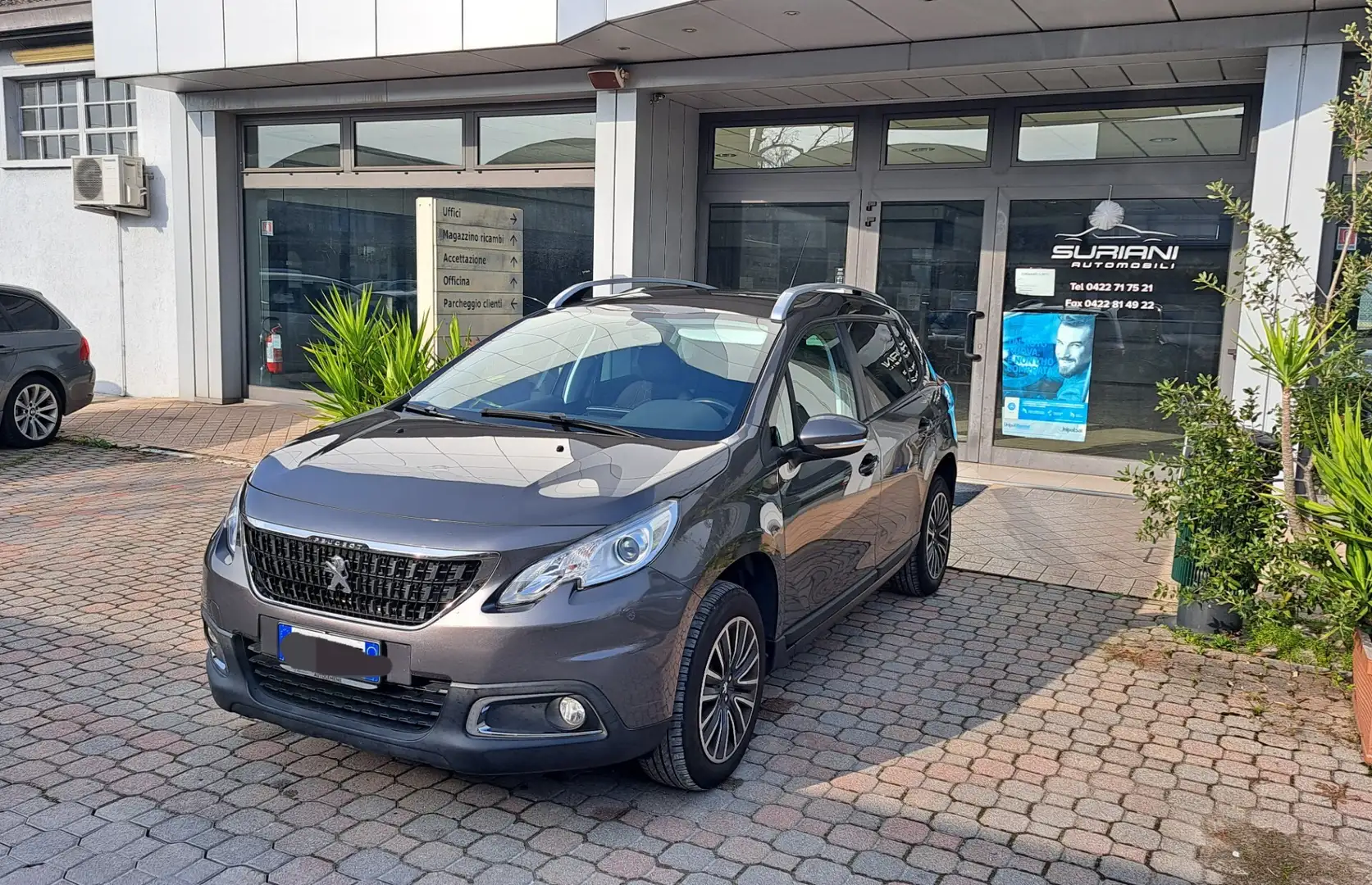 Peugeot 2008 PureTech 82 Allure Gris - 2