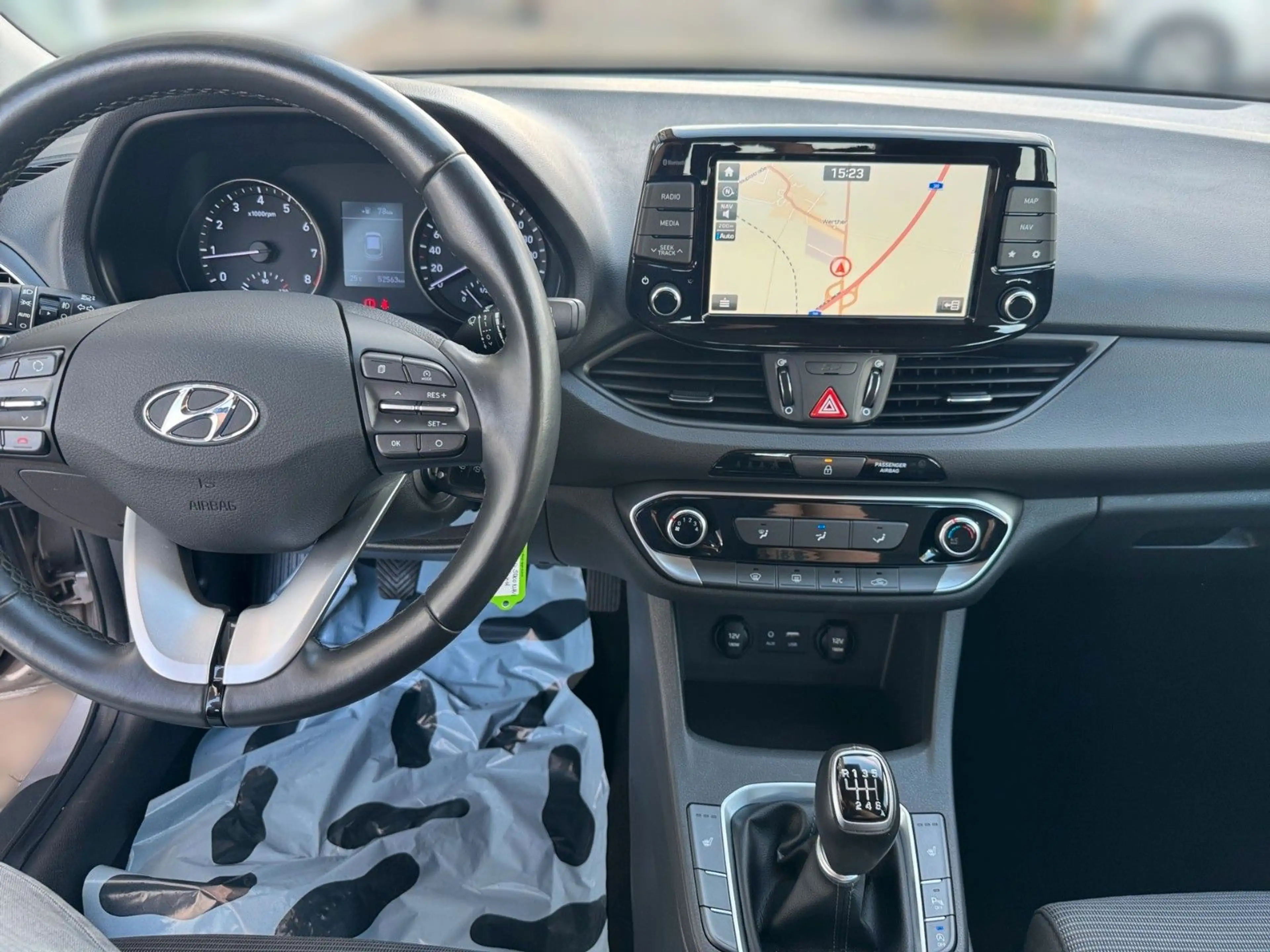 Hyundai i30 1.4 SOKO NAVI  KAMERA SHZ APP PDC — photo 10
