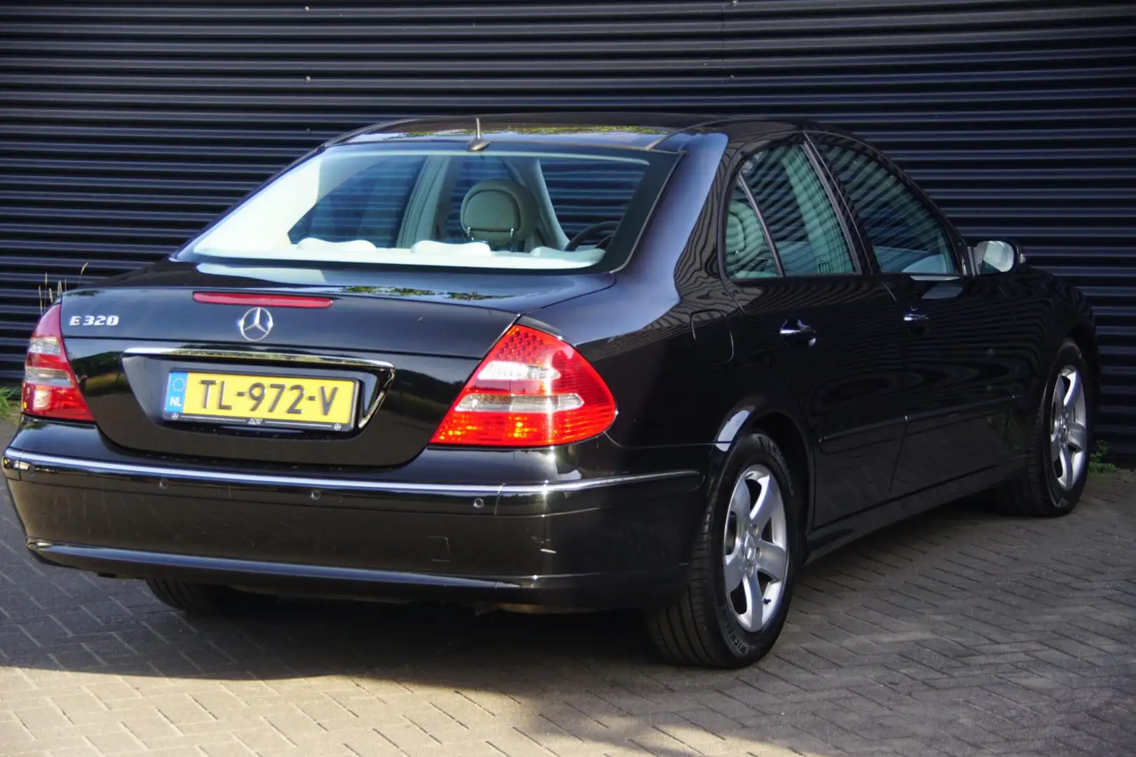 Mercedes-Benz E 320 Avantgarde | Youngtimer + LPG G3 | Panoramadak | H Negru - 2