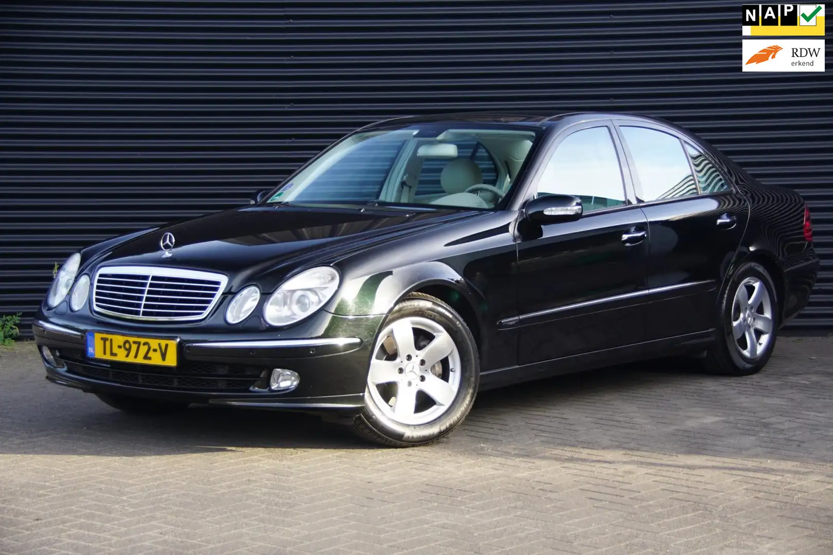 Mercedes-Benz E 320 Avantgarde | Youngtimer + LPG G3 | Panoramadak | H Negru - 1