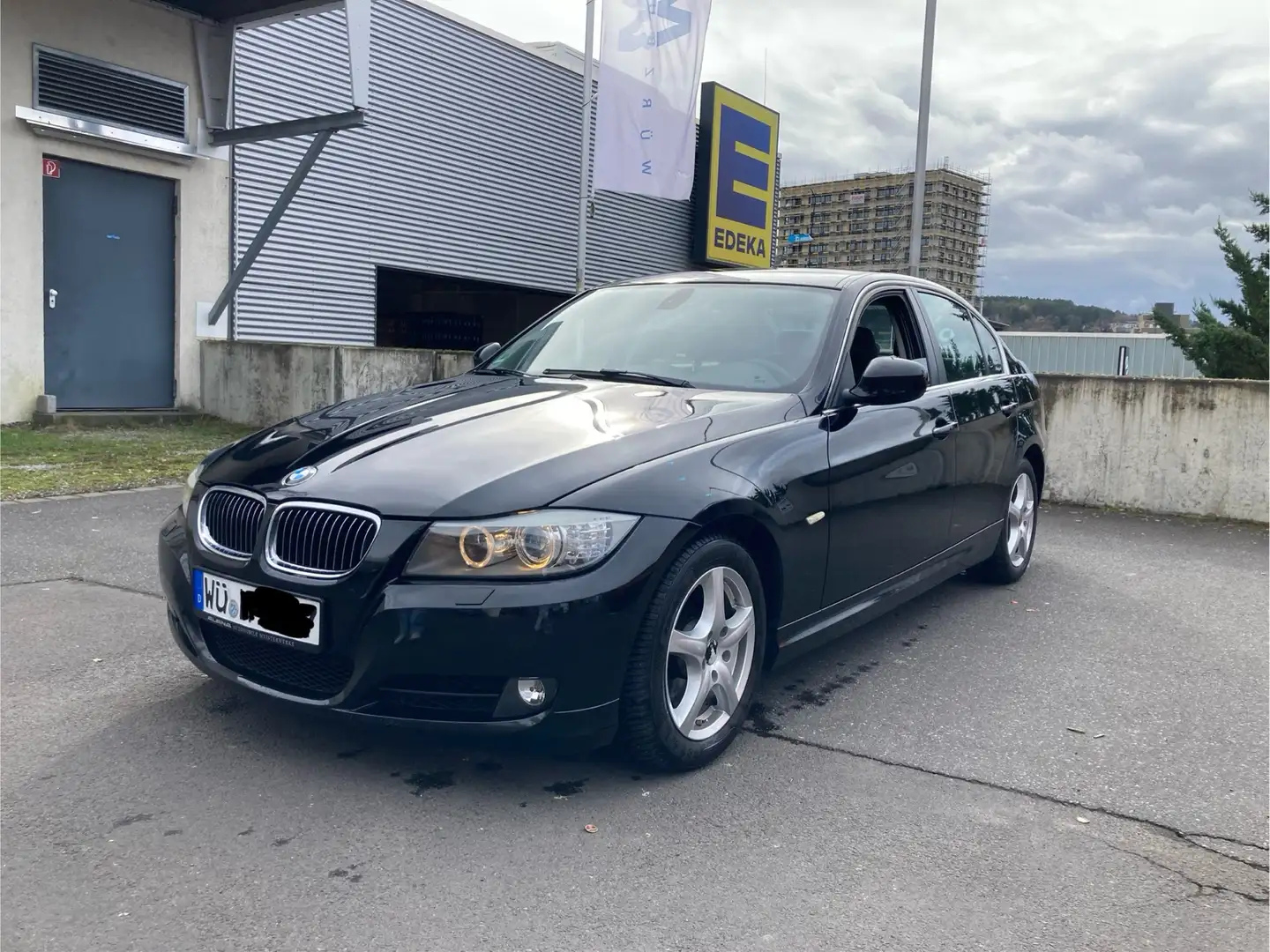 BMW 325 325i xDrive E90 LCI Černá - 2