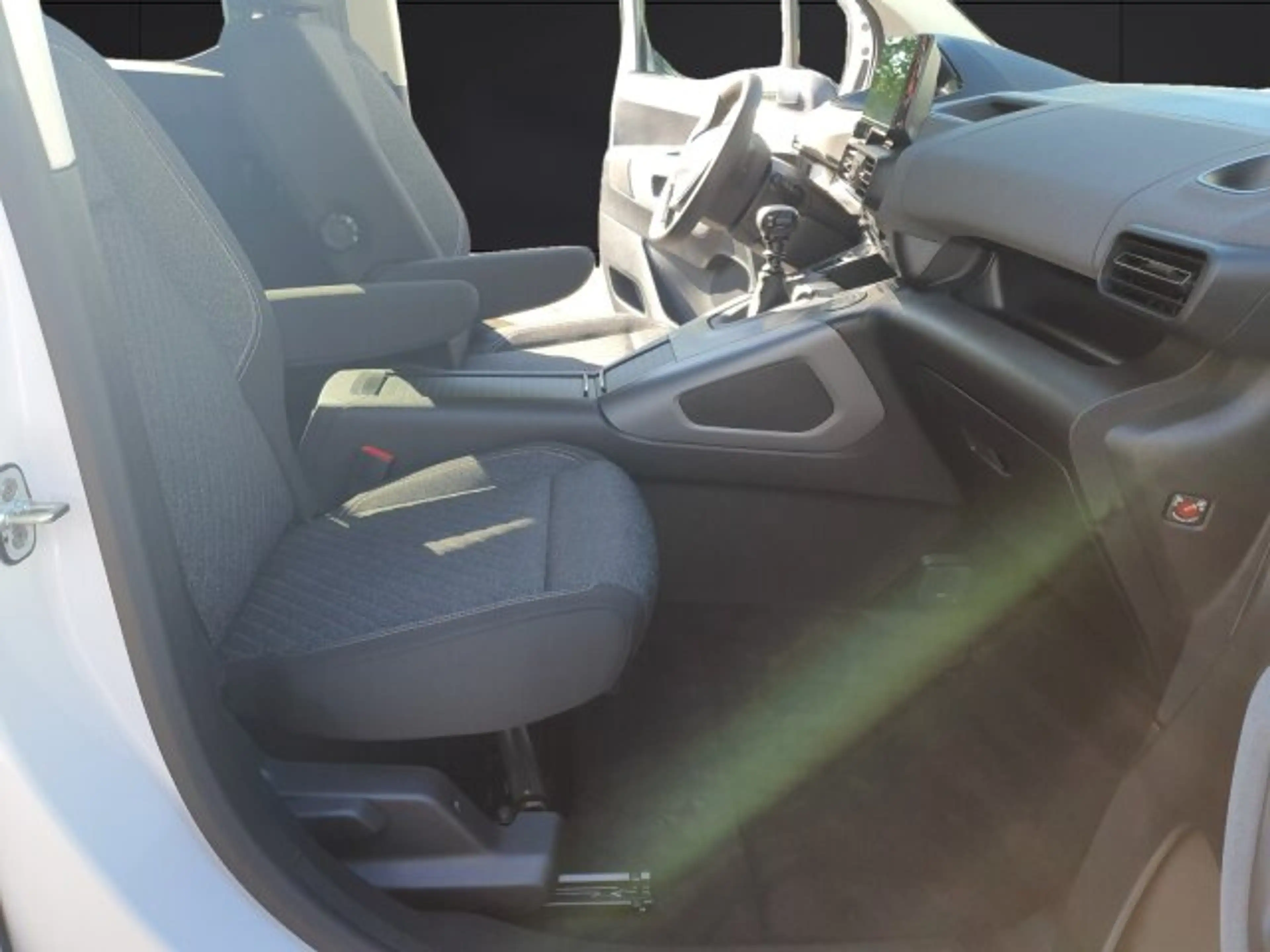 Peugeot Rifter Rifter Allure 100 +180°Kamera+Keyless+FSH+SHZ+ — photo 10