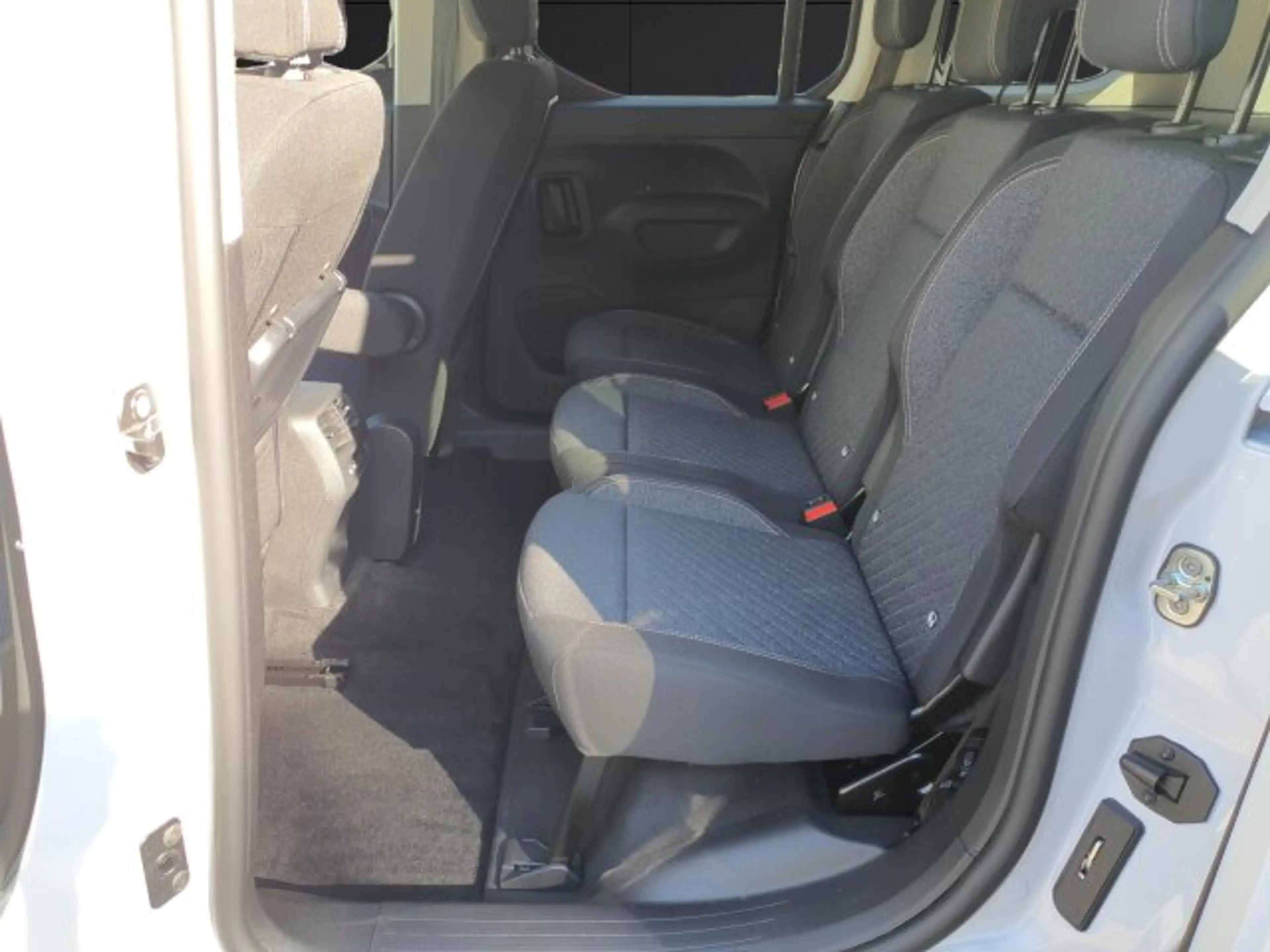Peugeot Rifter Rifter Allure 100 +180°Kamera+Keyless+FSH+SHZ+ — photo 12