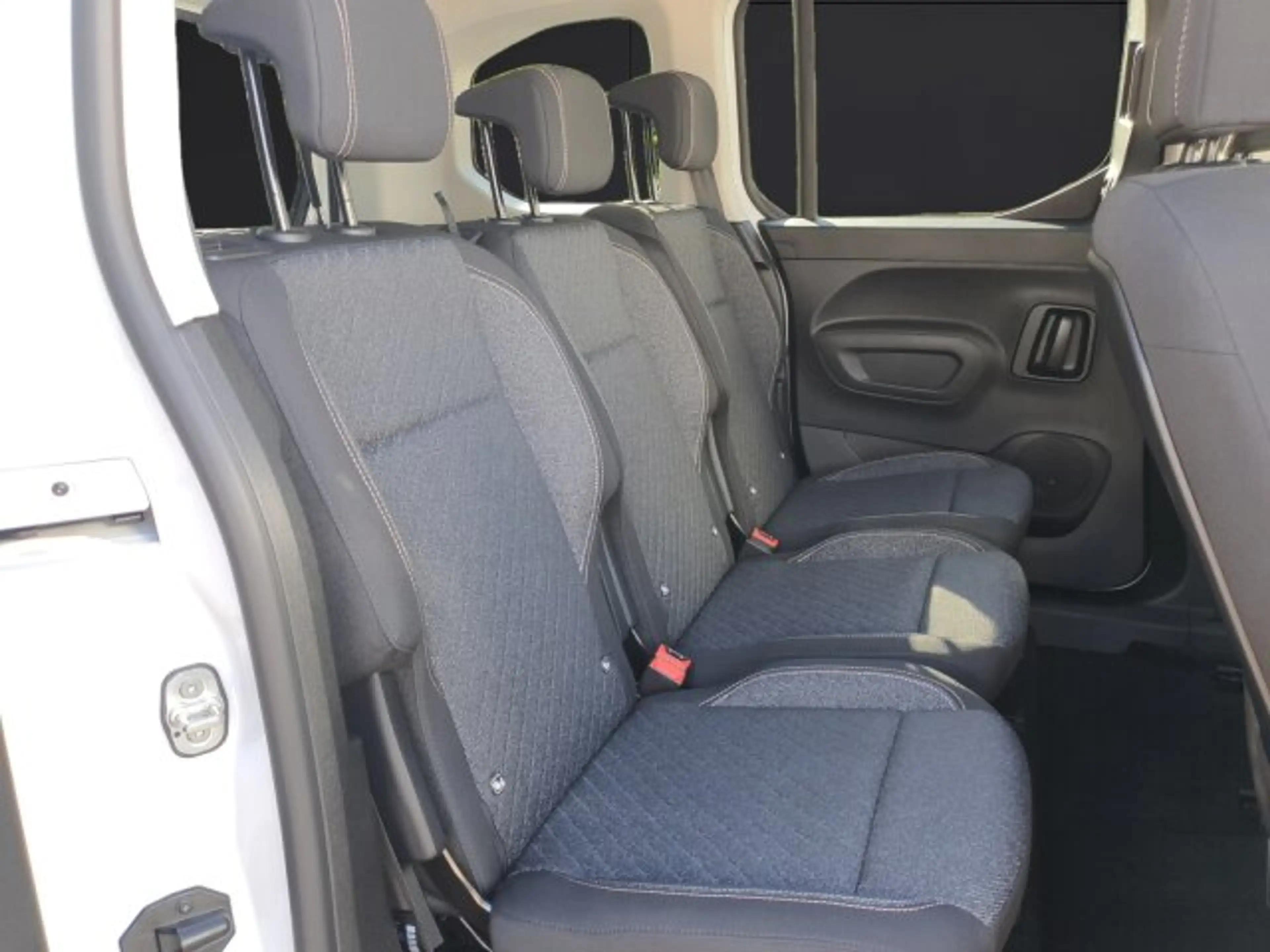 Peugeot Rifter Rifter Allure 100 +180°Kamera+Keyless+FSH+SHZ+ — photo 11