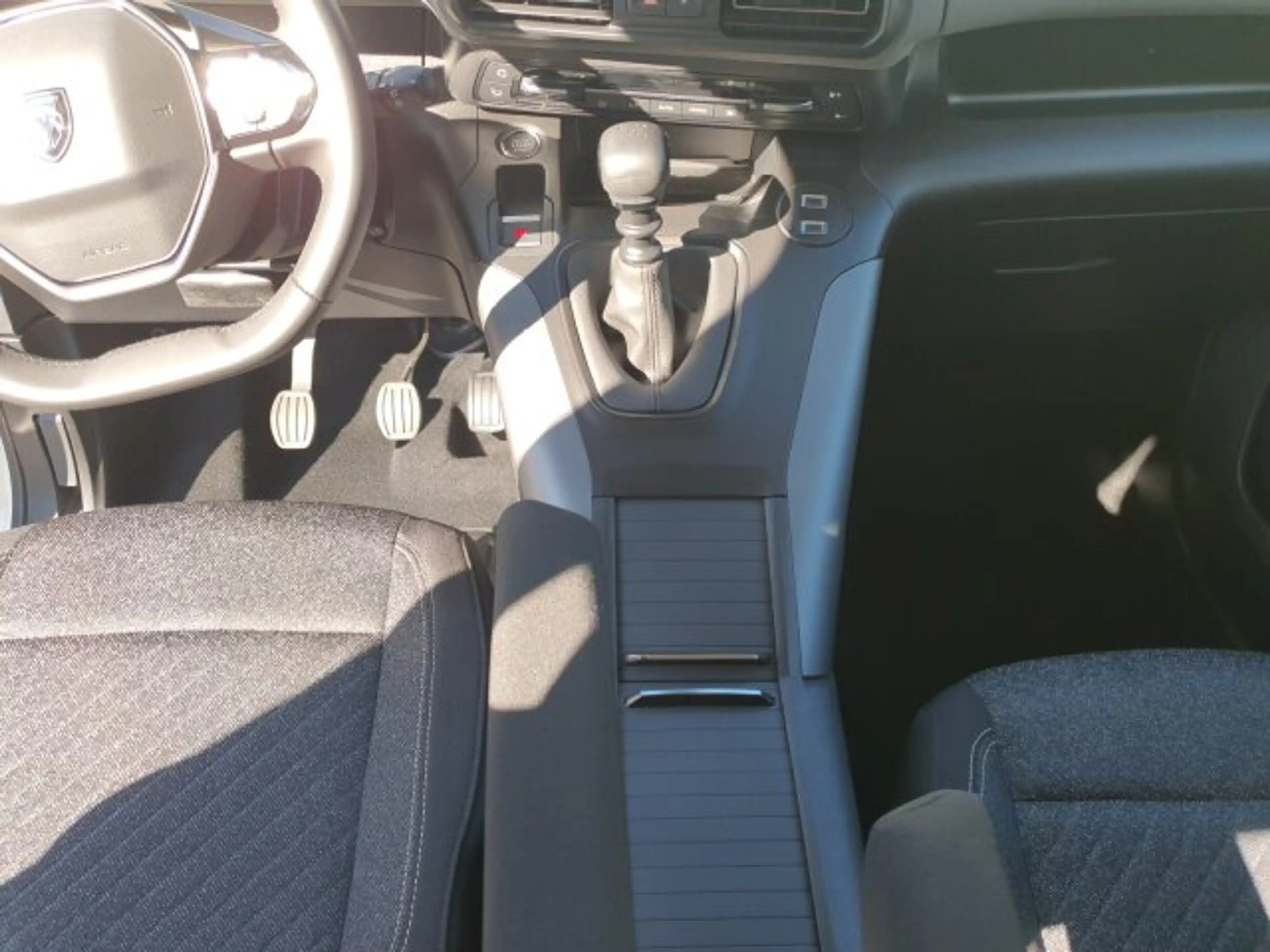Peugeot Rifter Rifter Allure 100 +180°Kamera+Keyless+FSH+SHZ+ — photo 14
