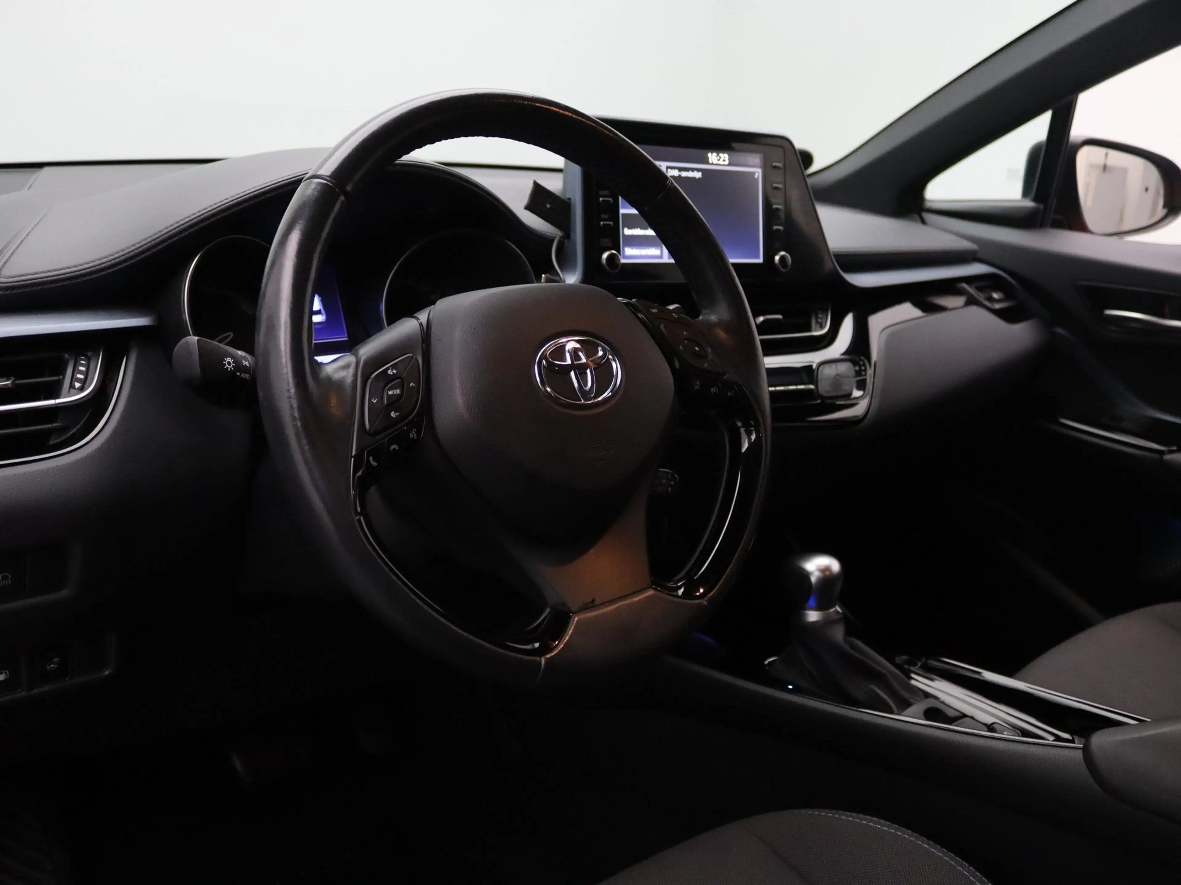 Toyota C-HR 183pk Hybrid Bi-Tone Apple Carplay/Android Auto | — photo 3