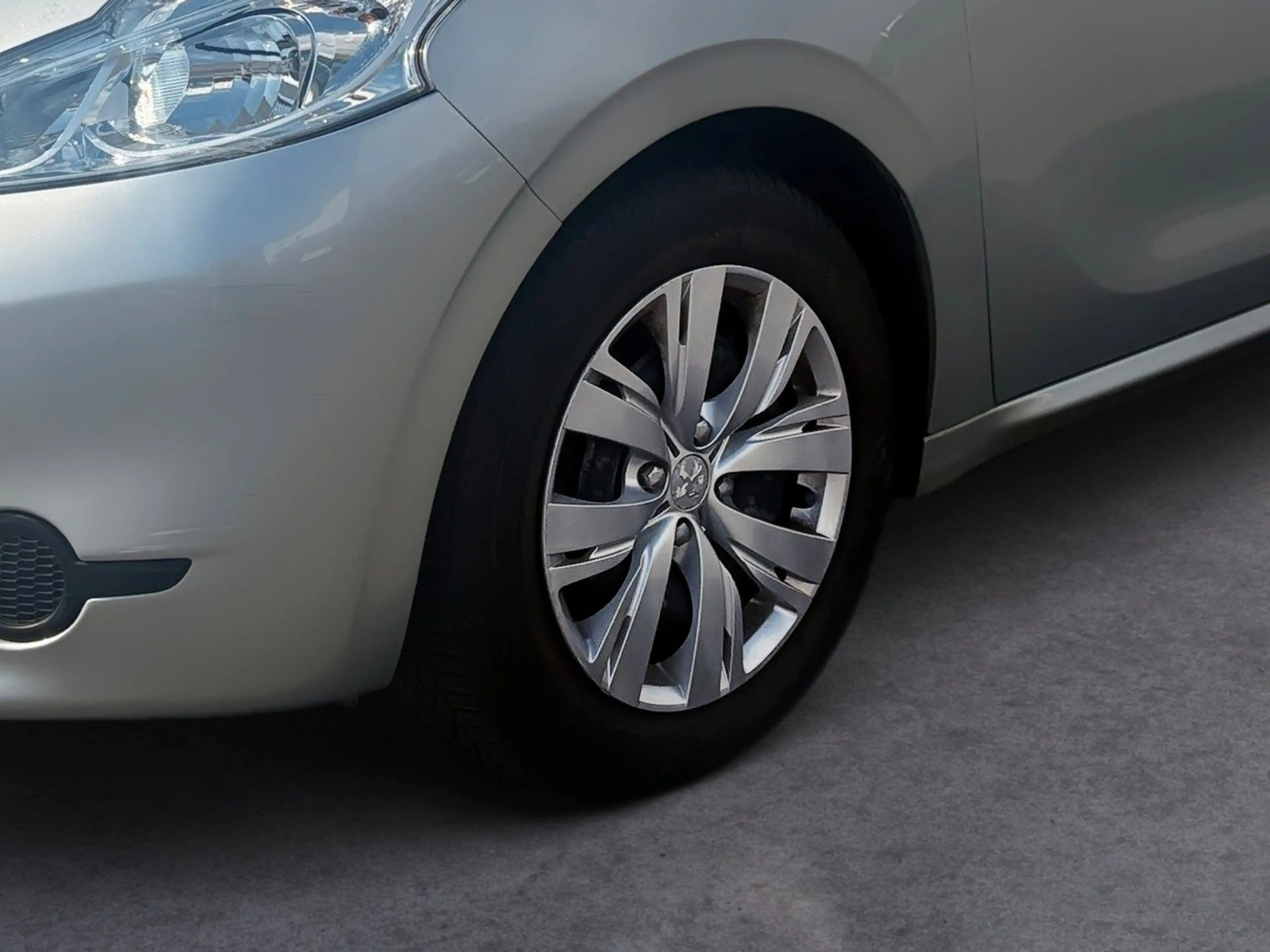 Peugeot 208 Active **TÜV*PANO** — photo 10