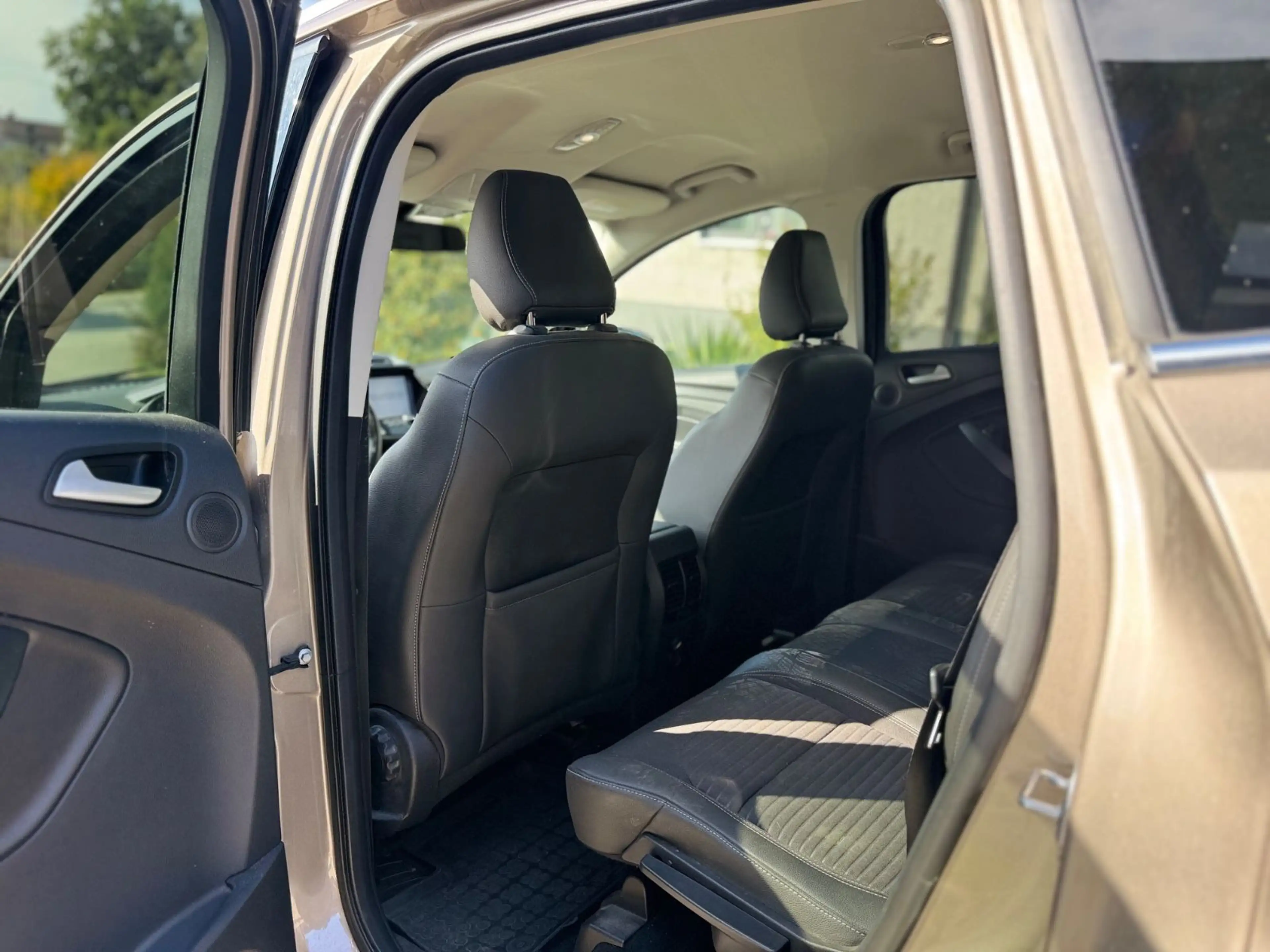 Ford Kuga Titanium 4x4 AHK NAVI Kamera — photo 14