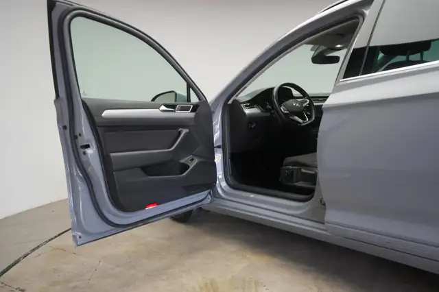 Volkswagen Passat view 11