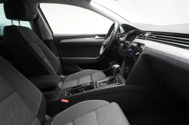 Volkswagen Passat view 6