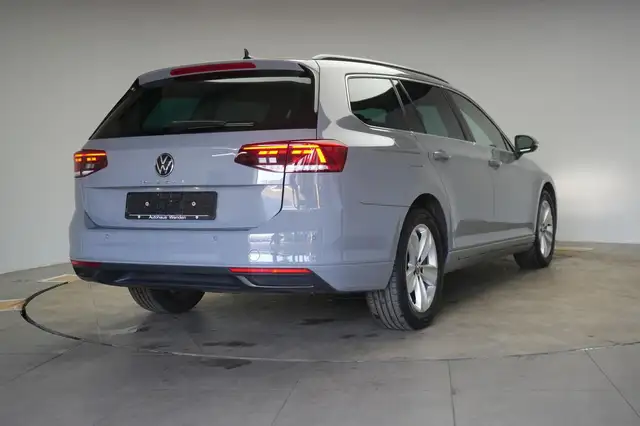 Volkswagen Passat view 5