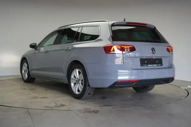 Volkswagen Passat view 4