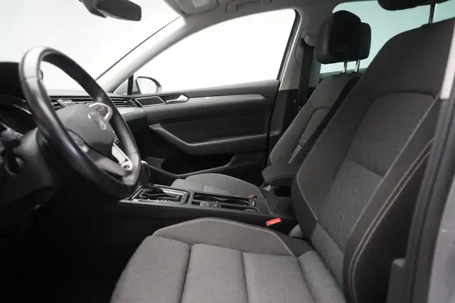 Volkswagen Passat view 9