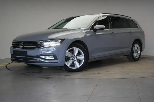 Volkswagen Passat view 3