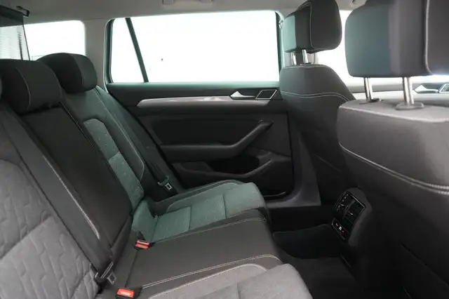 Volkswagen Passat view 8