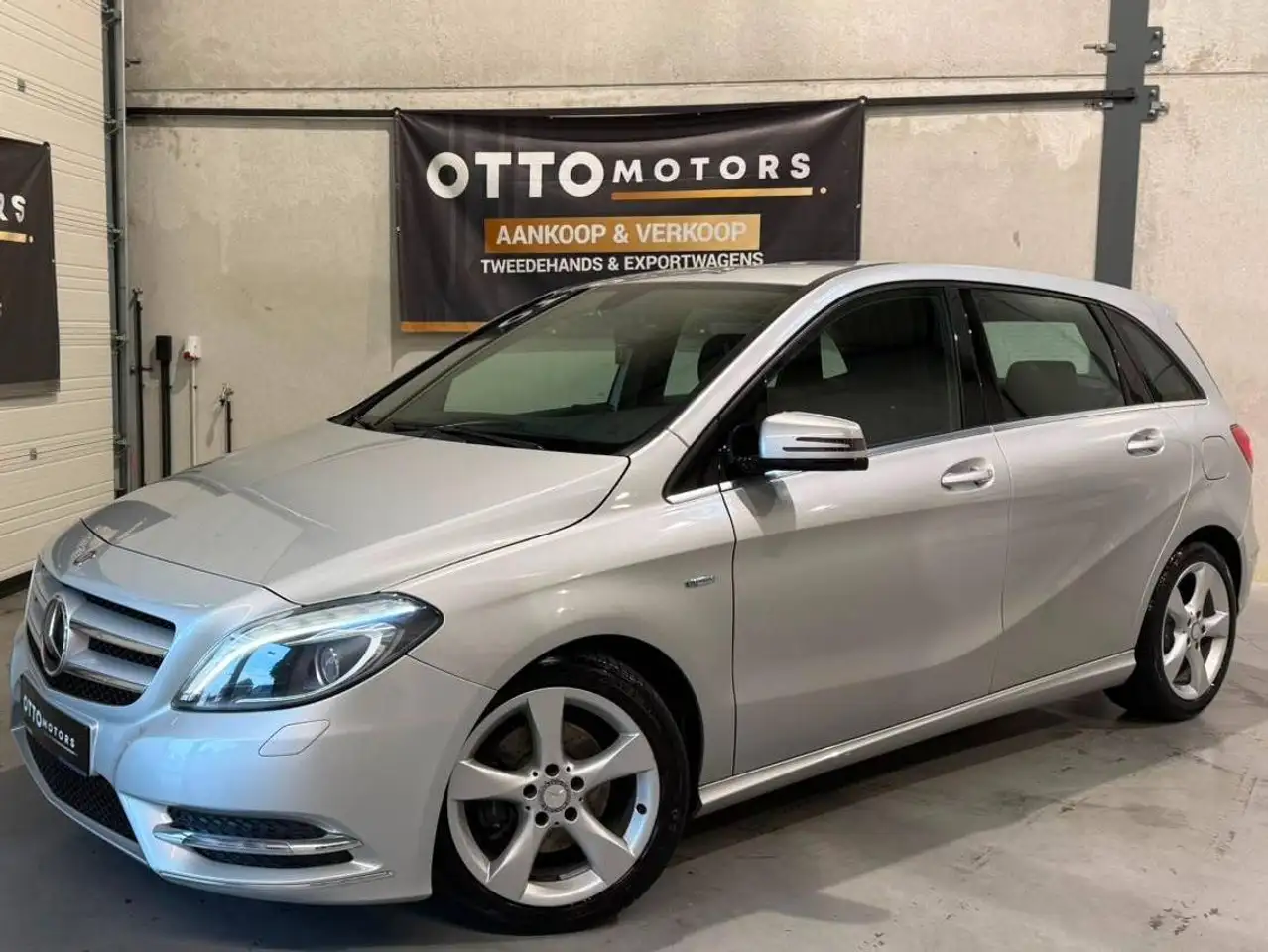 Mercedes-Benz B 180