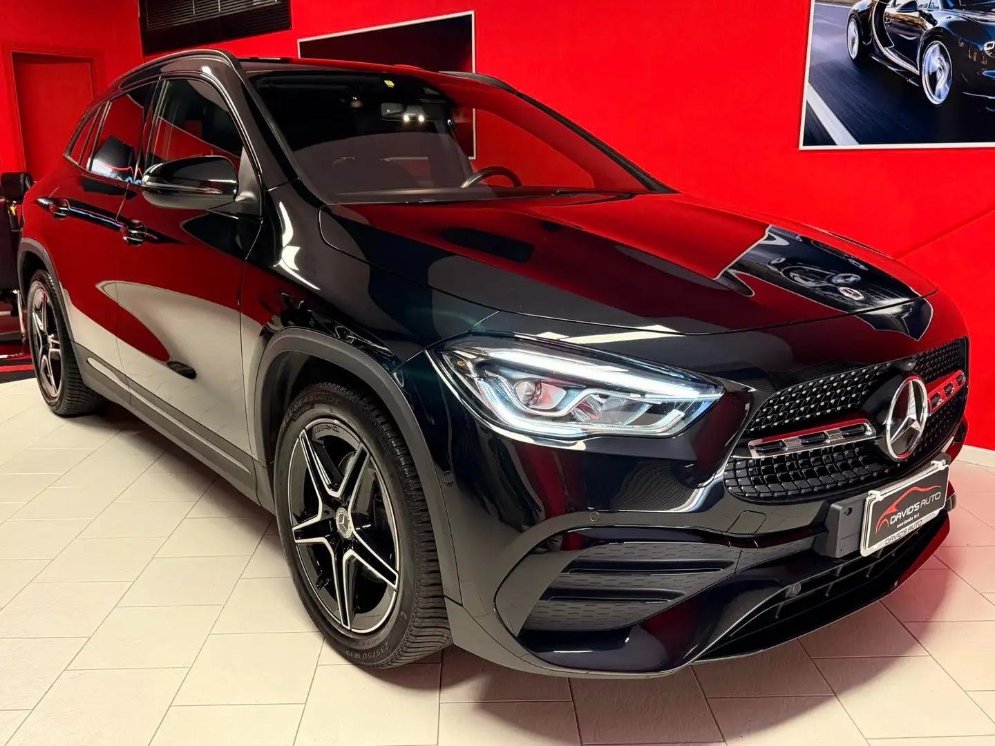 Mercedes-Benz GLA 200 Premium AMG Zwart - 1