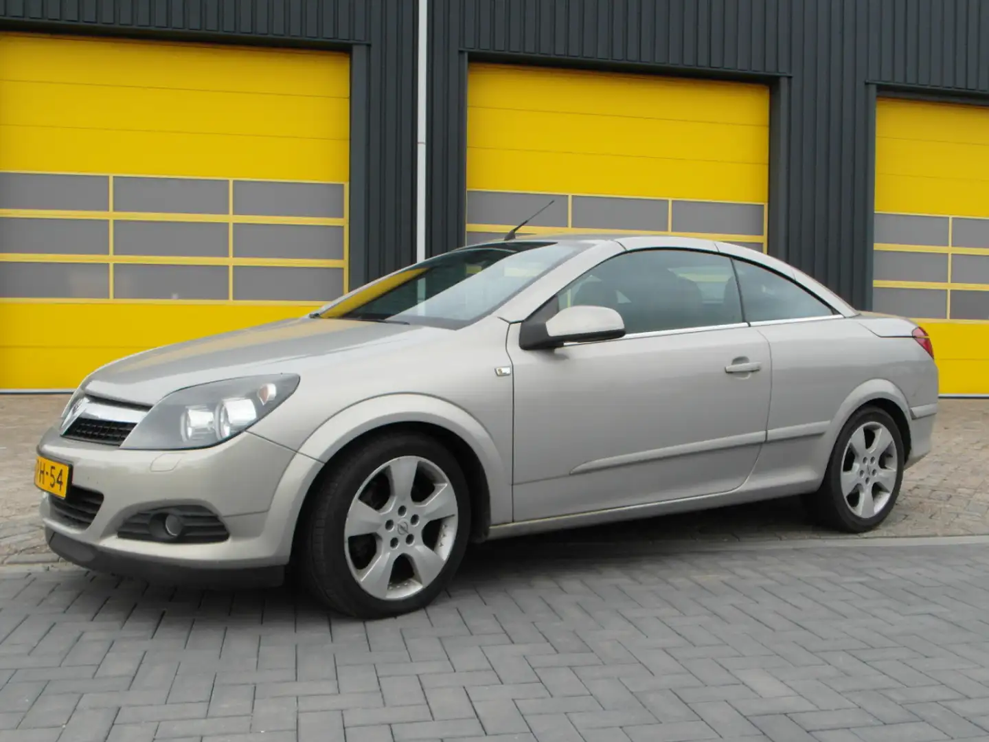 Opel Astra 1.9 CDTi Cosmo Twintop Grijs - 1