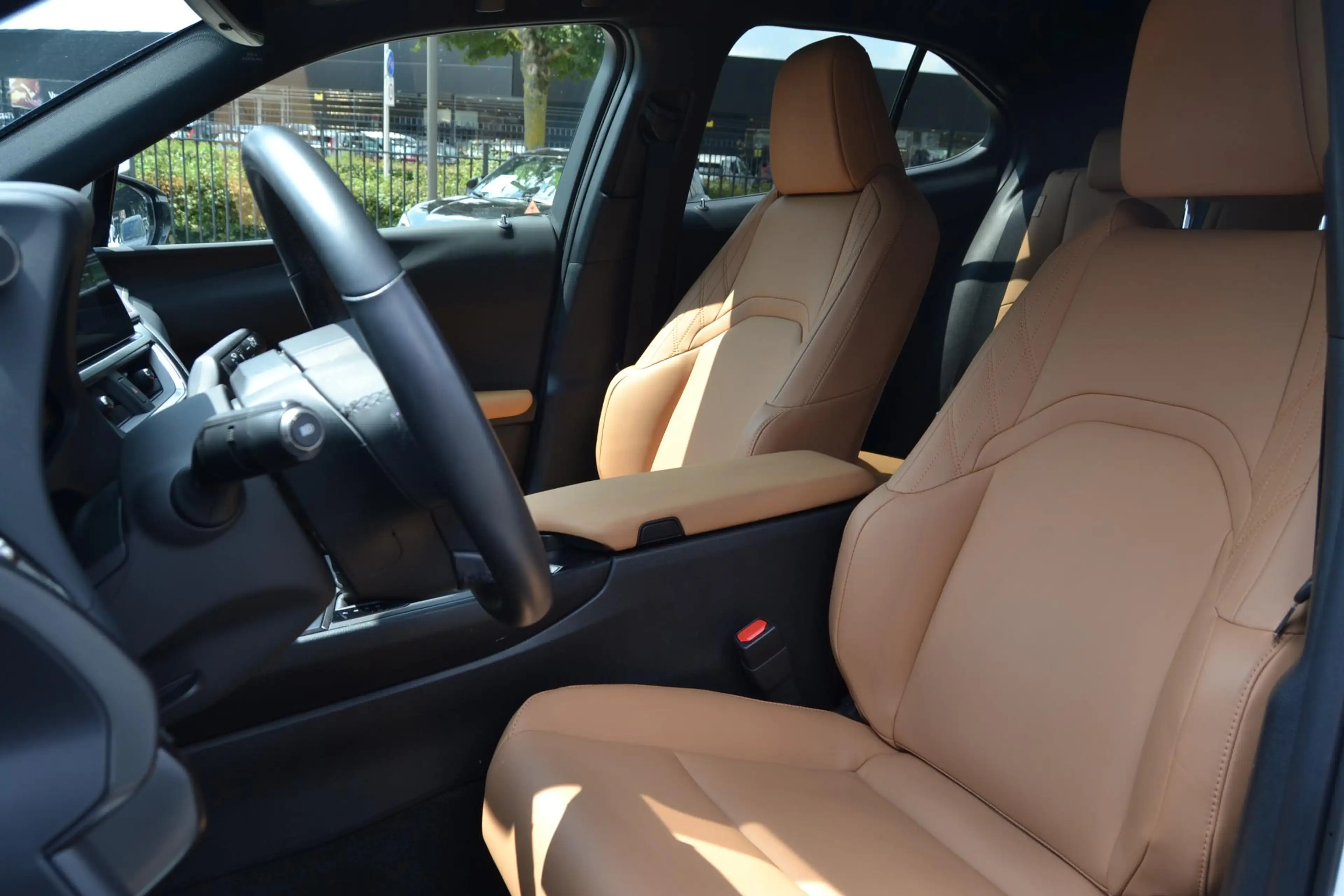 Lexus UX 250h F Sport Design NL-AUTO — photo 16